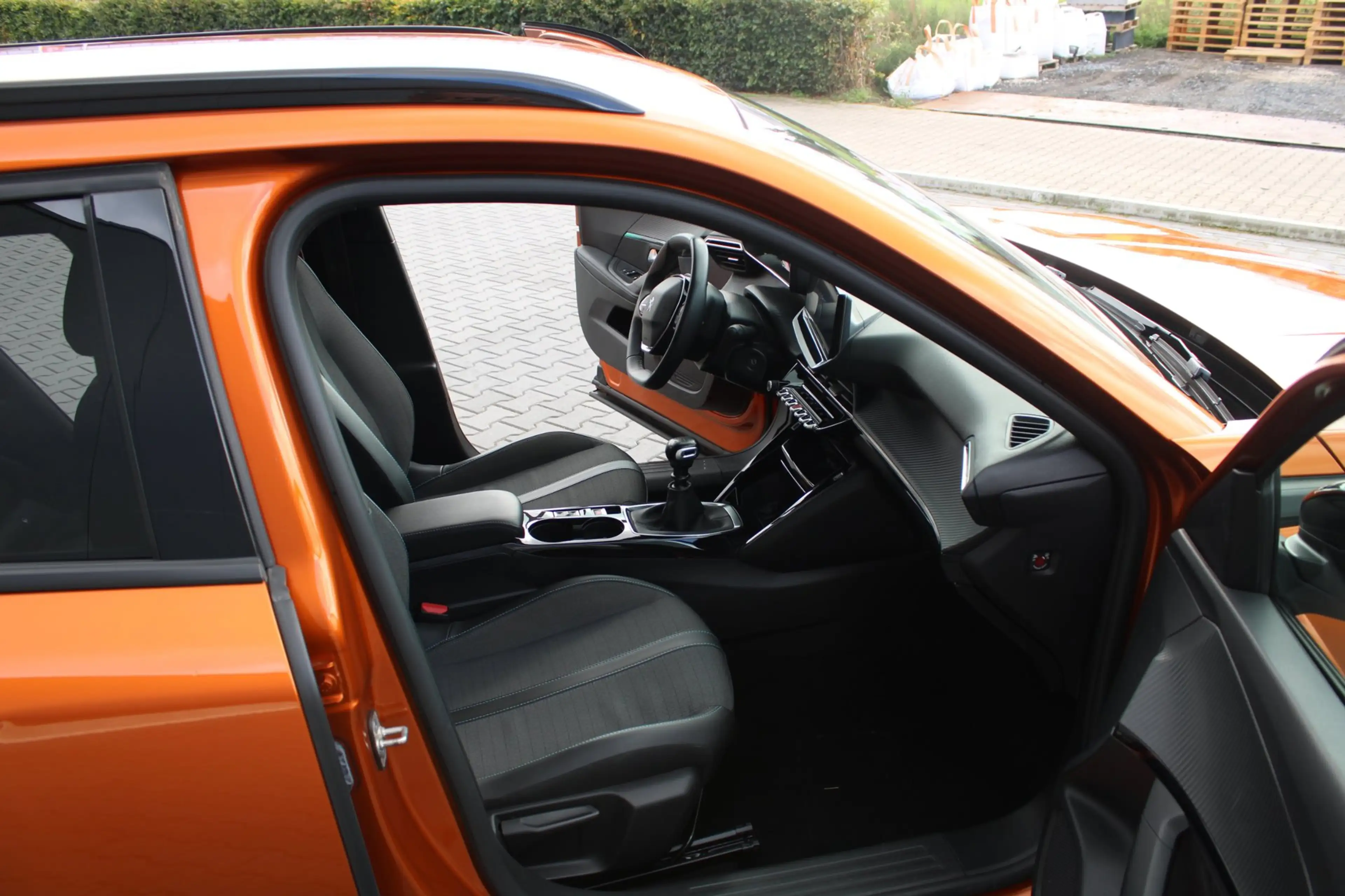 Peugeot 2008 1.2 PureTech Allure Pack Premium Plus NIEUWE BANDE — photo 12