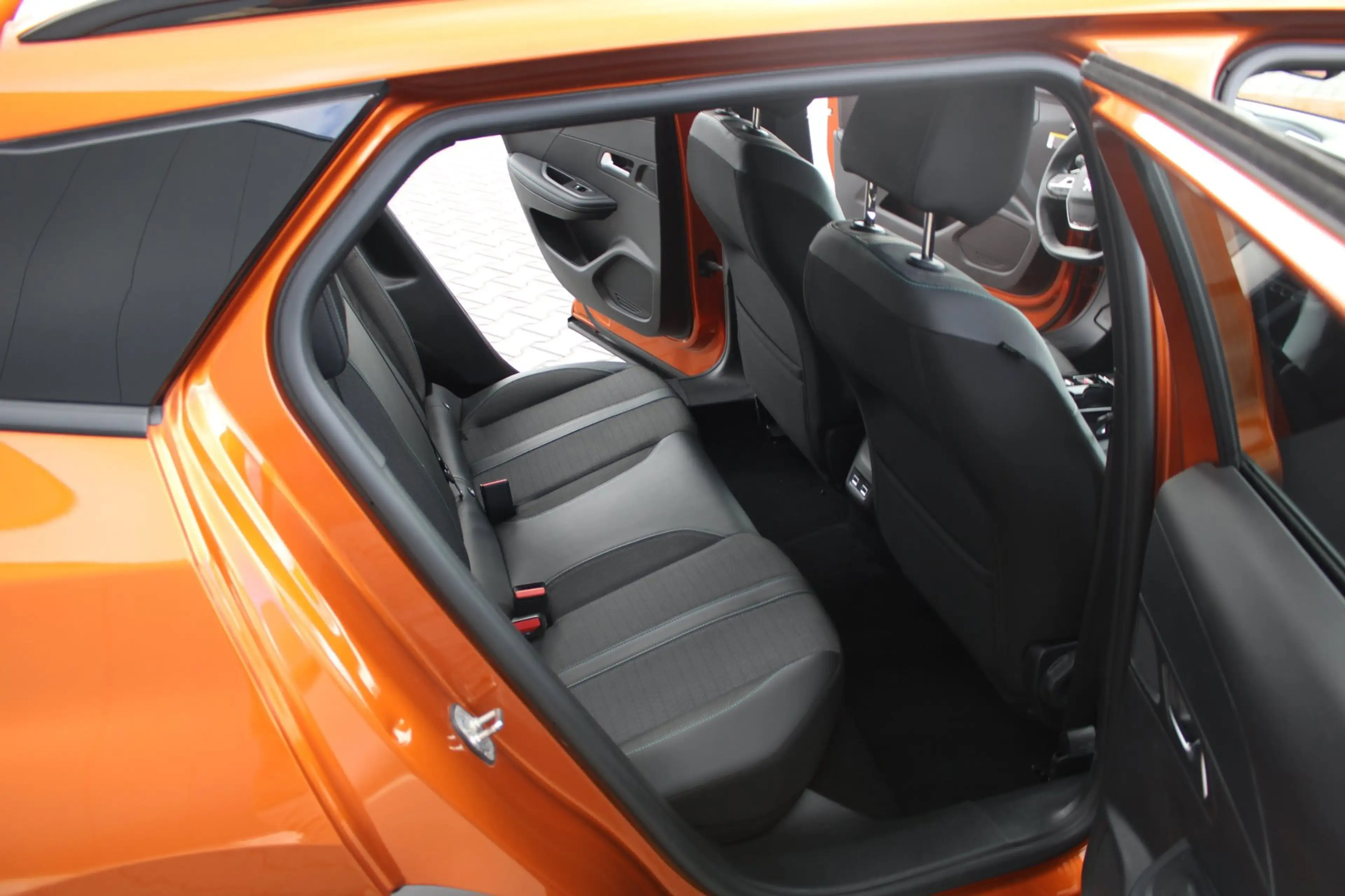 Peugeot 2008 1.2 PureTech Allure Pack Premium Plus NIEUWE BANDE — photo 13