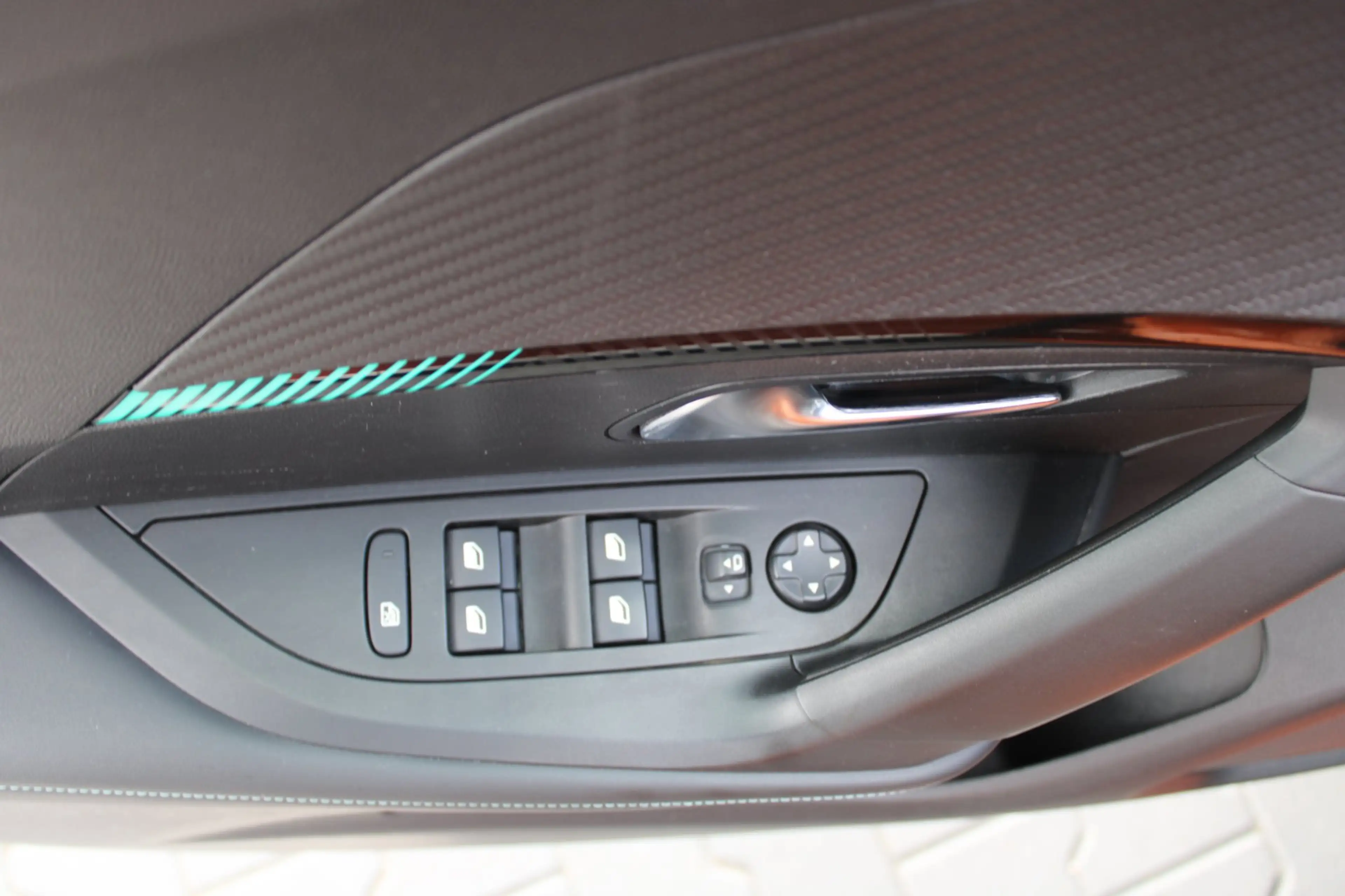 Peugeot 2008 1.2 PureTech Allure Pack Premium Plus NIEUWE BANDE — photo 15