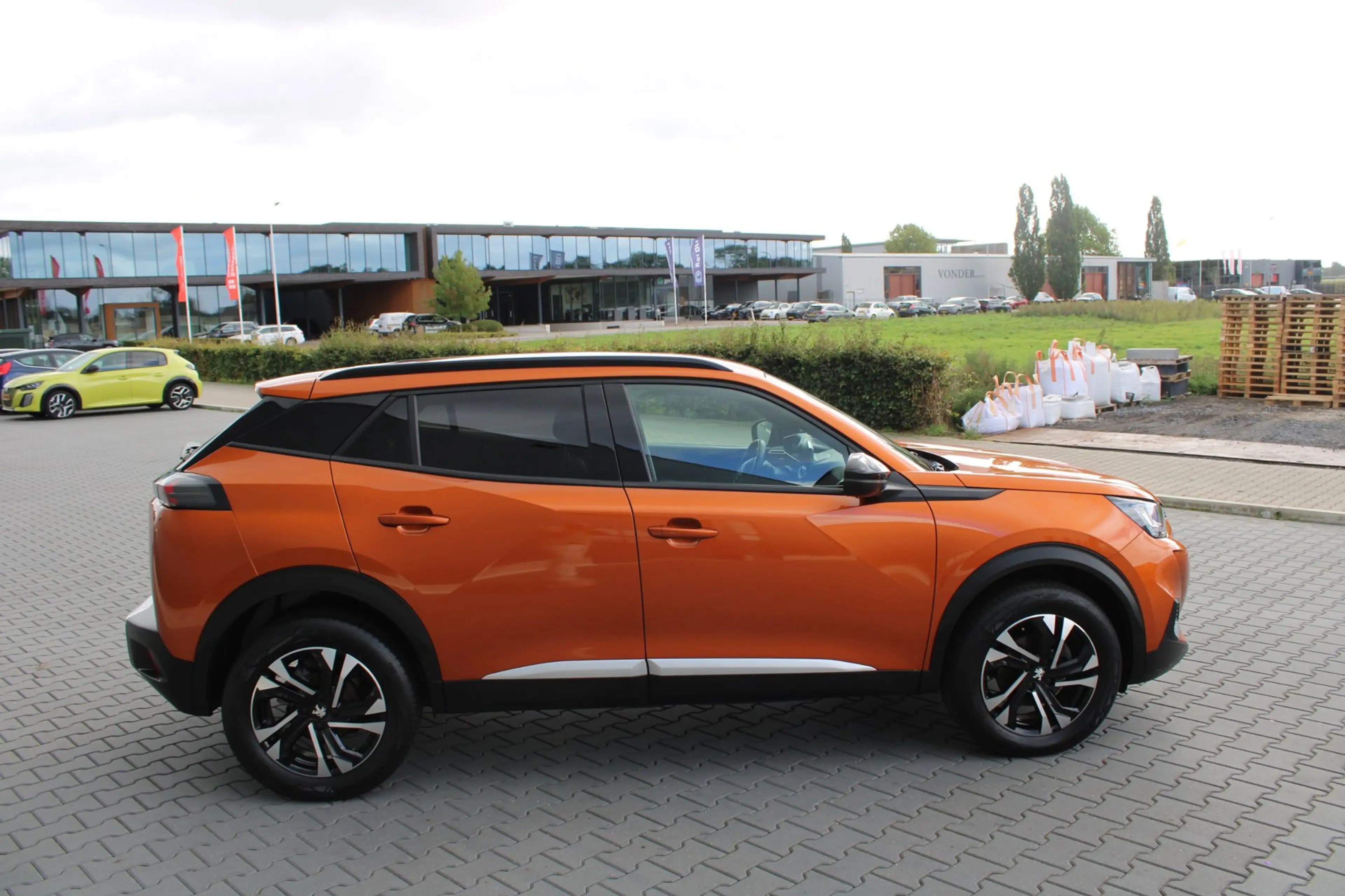 Peugeot 2008 1.2 PureTech Allure Pack Premium Plus NIEUWE BANDE — photo 6