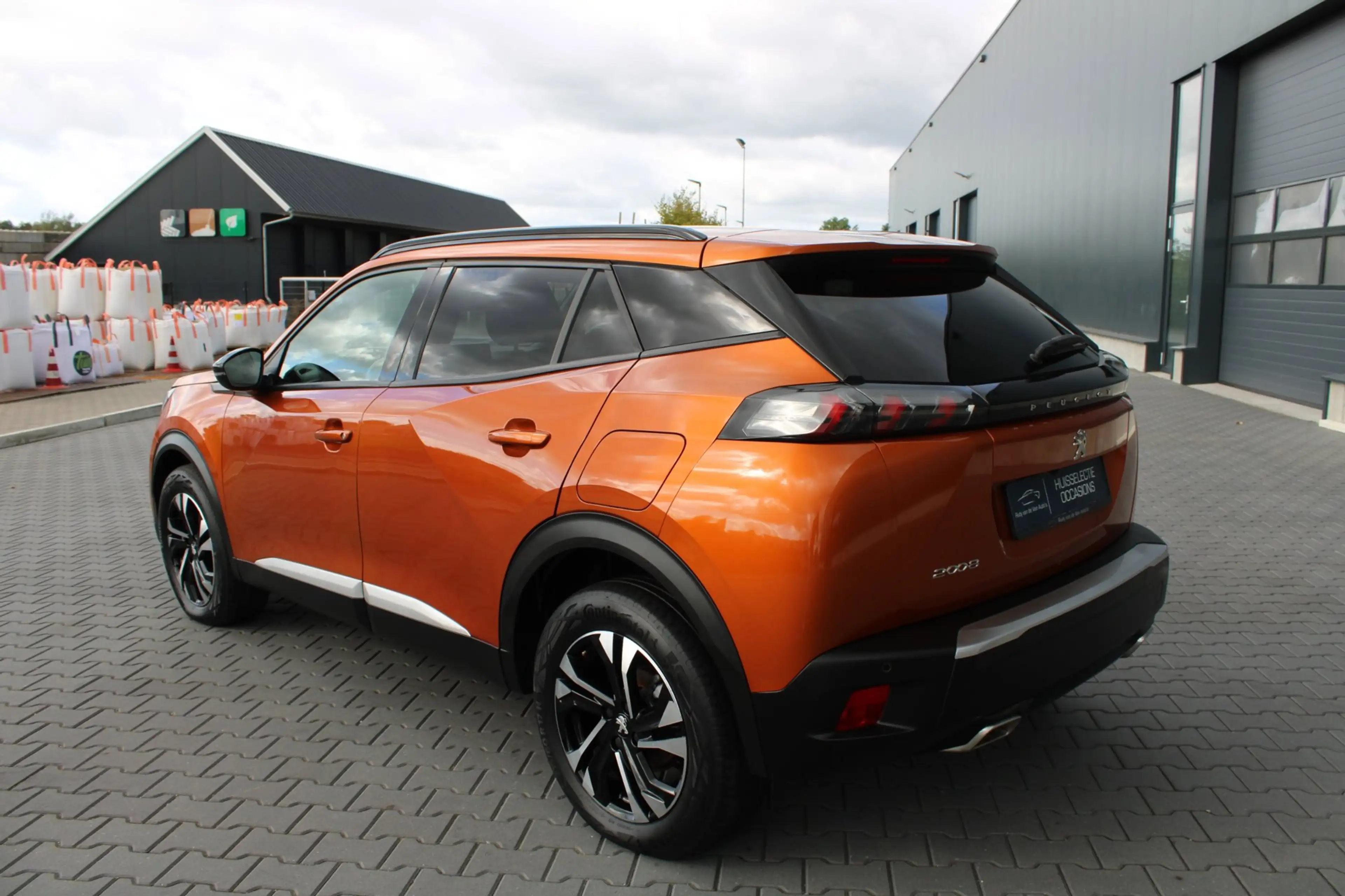 Peugeot 2008 1.2 PureTech Allure Pack Premium Plus NIEUWE BANDE — photo 3