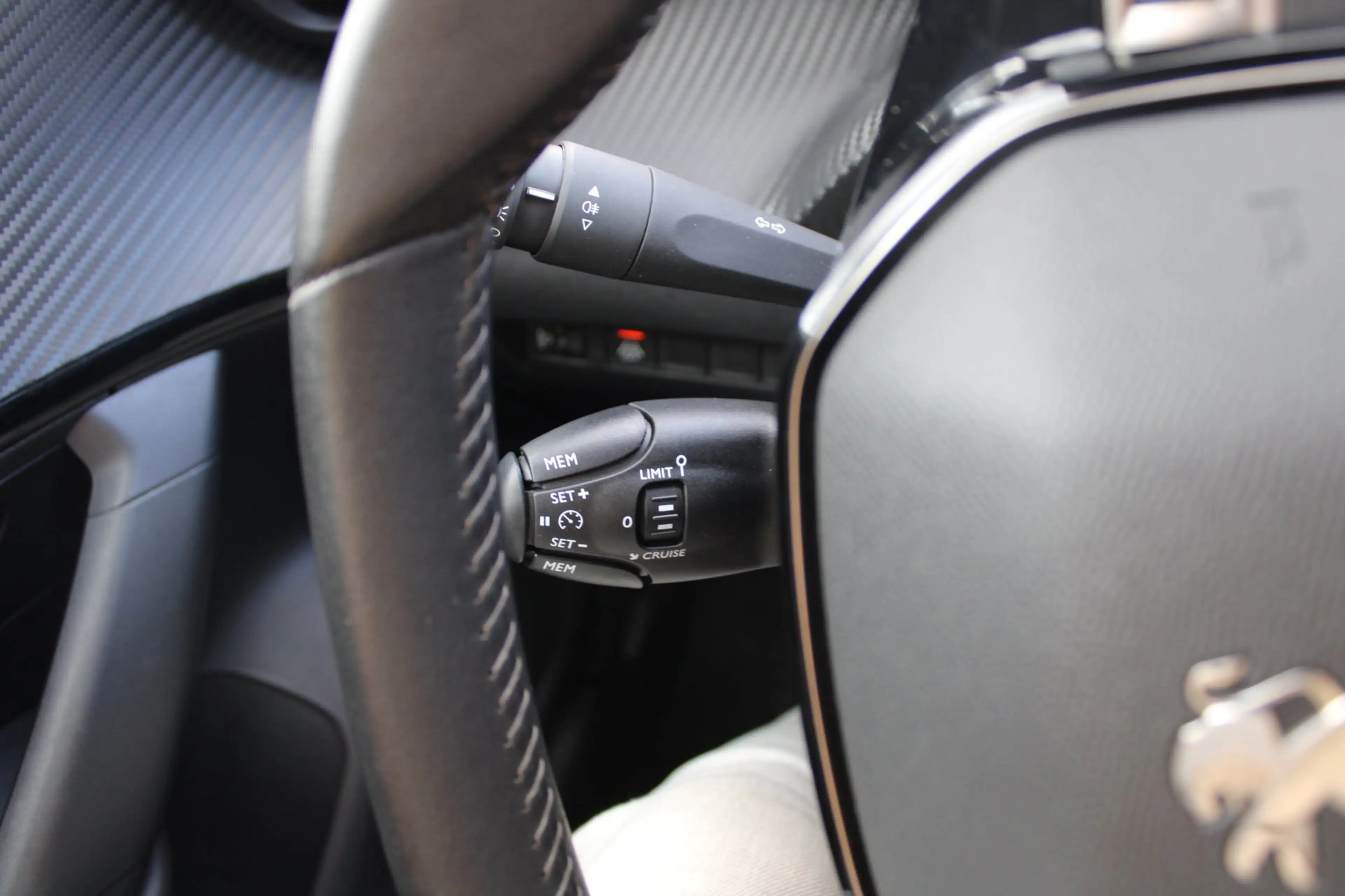 Peugeot 2008 1.2 PureTech Allure Pack Premium Plus NIEUWE BANDE — photo 20