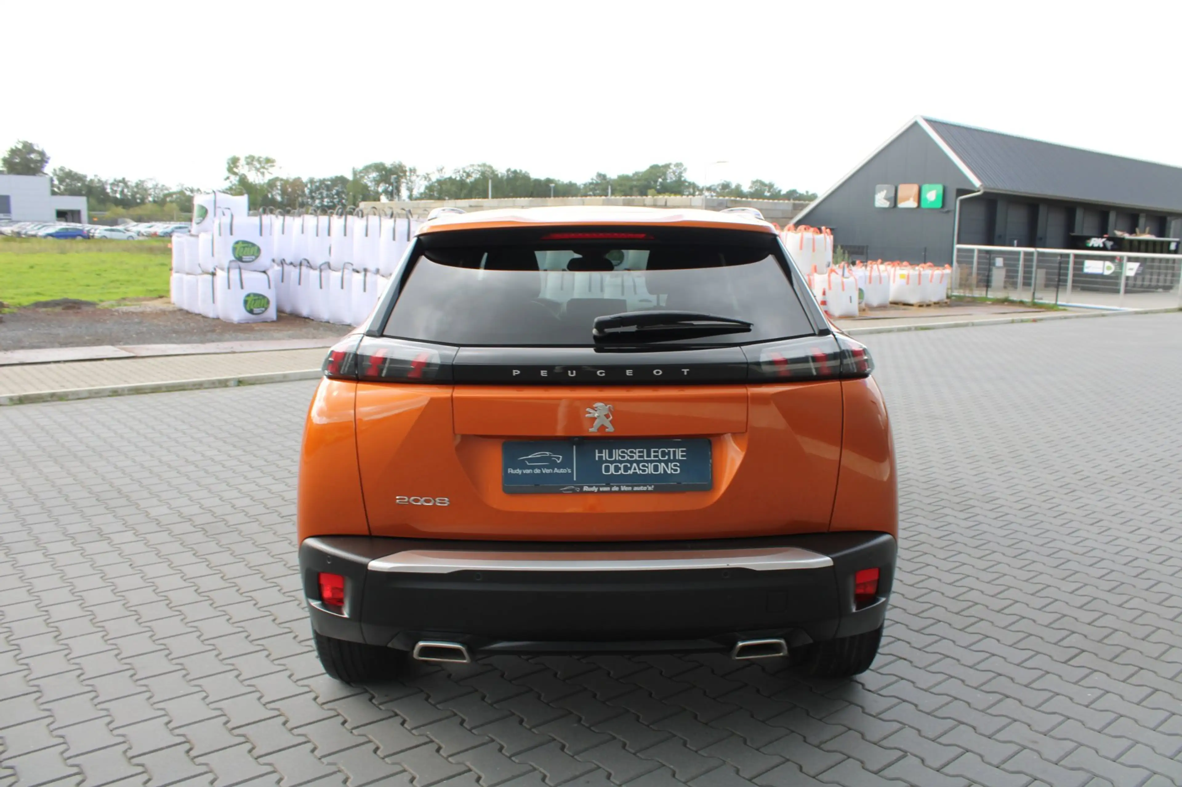 Peugeot 2008 1.2 PureTech Allure Pack Premium Plus NIEUWE BANDE — photo 4