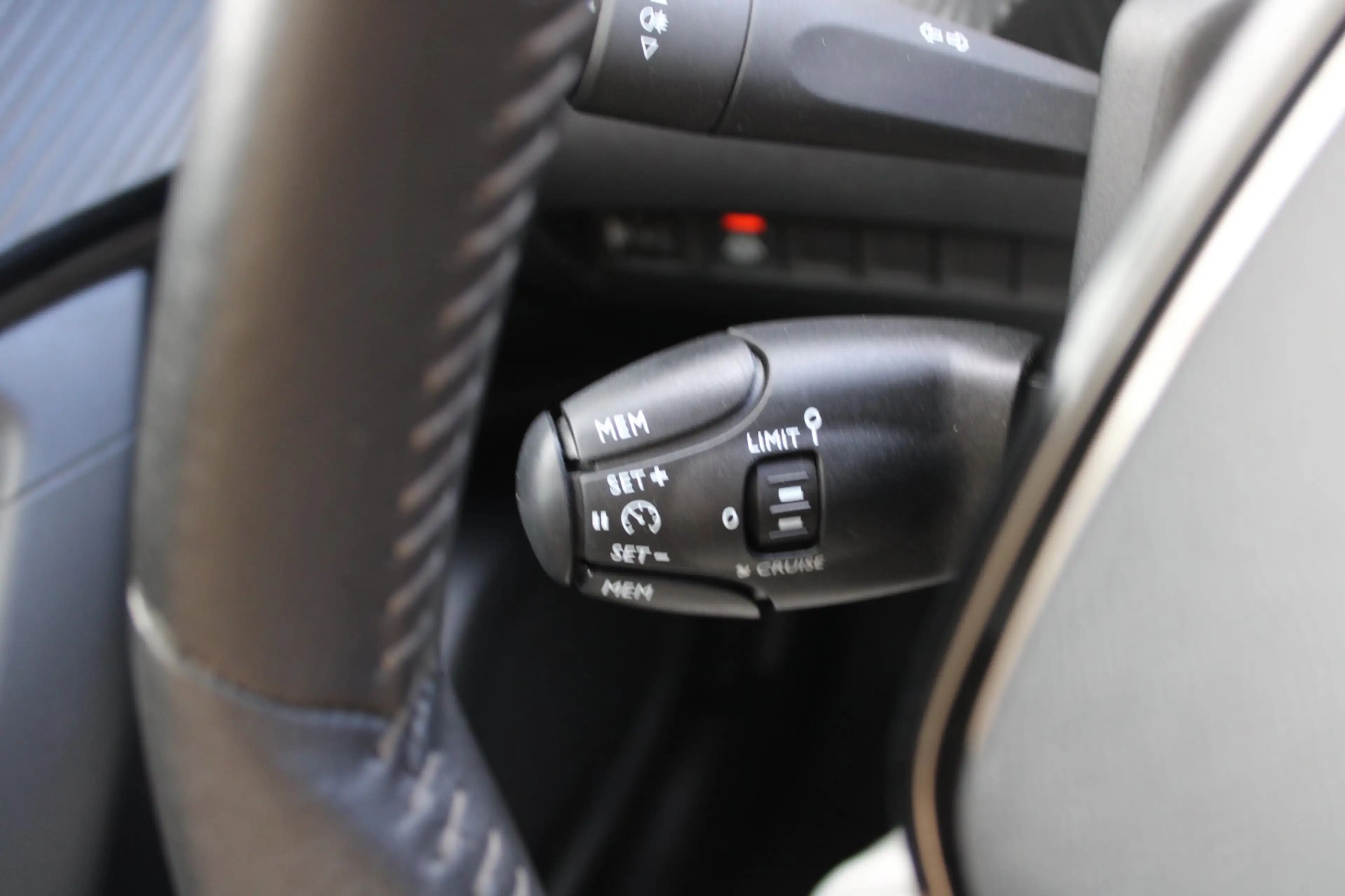 Peugeot 2008 1.2 PureTech Allure Pack Premium Plus NIEUWE BANDE — photo 23