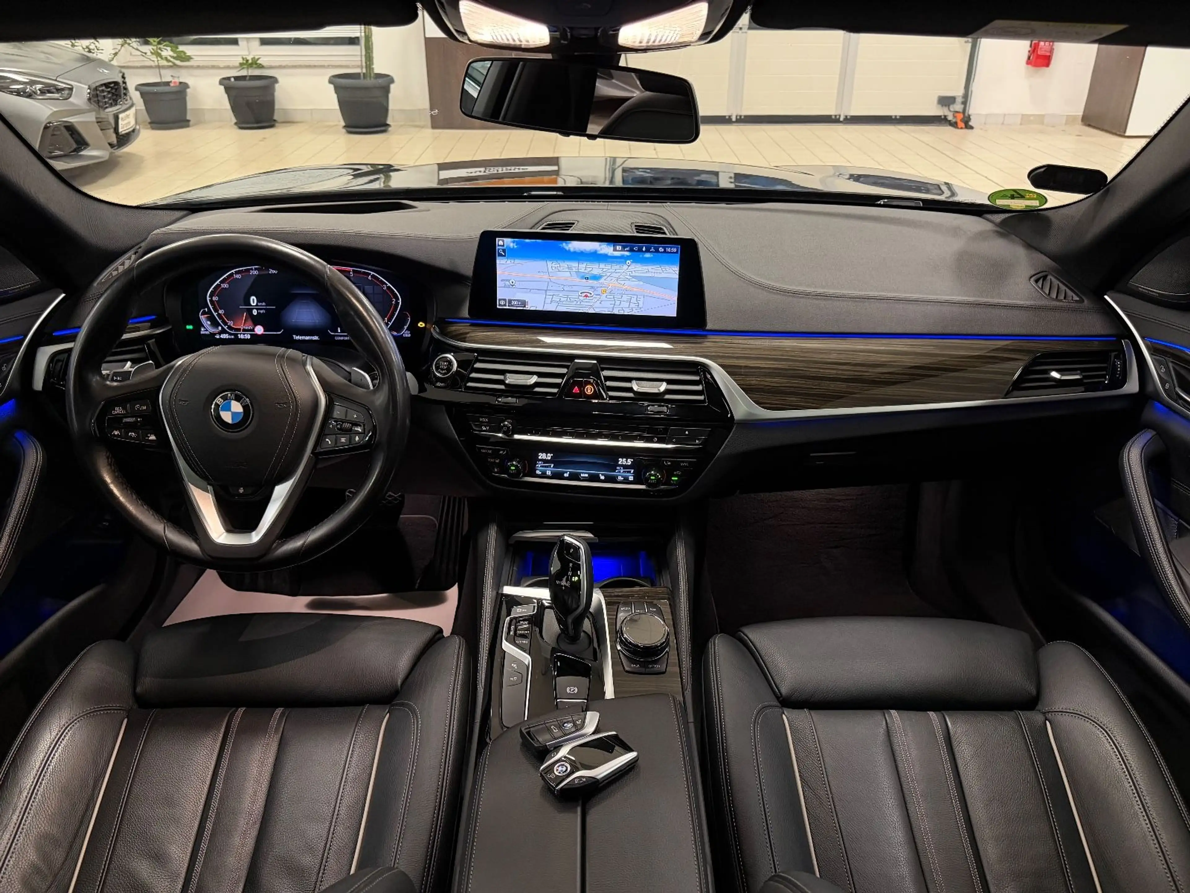 BMW 530 dxD/HUD/LEDer/Panor/AHK/360°/SofCl/TV/VOLL — photo 4