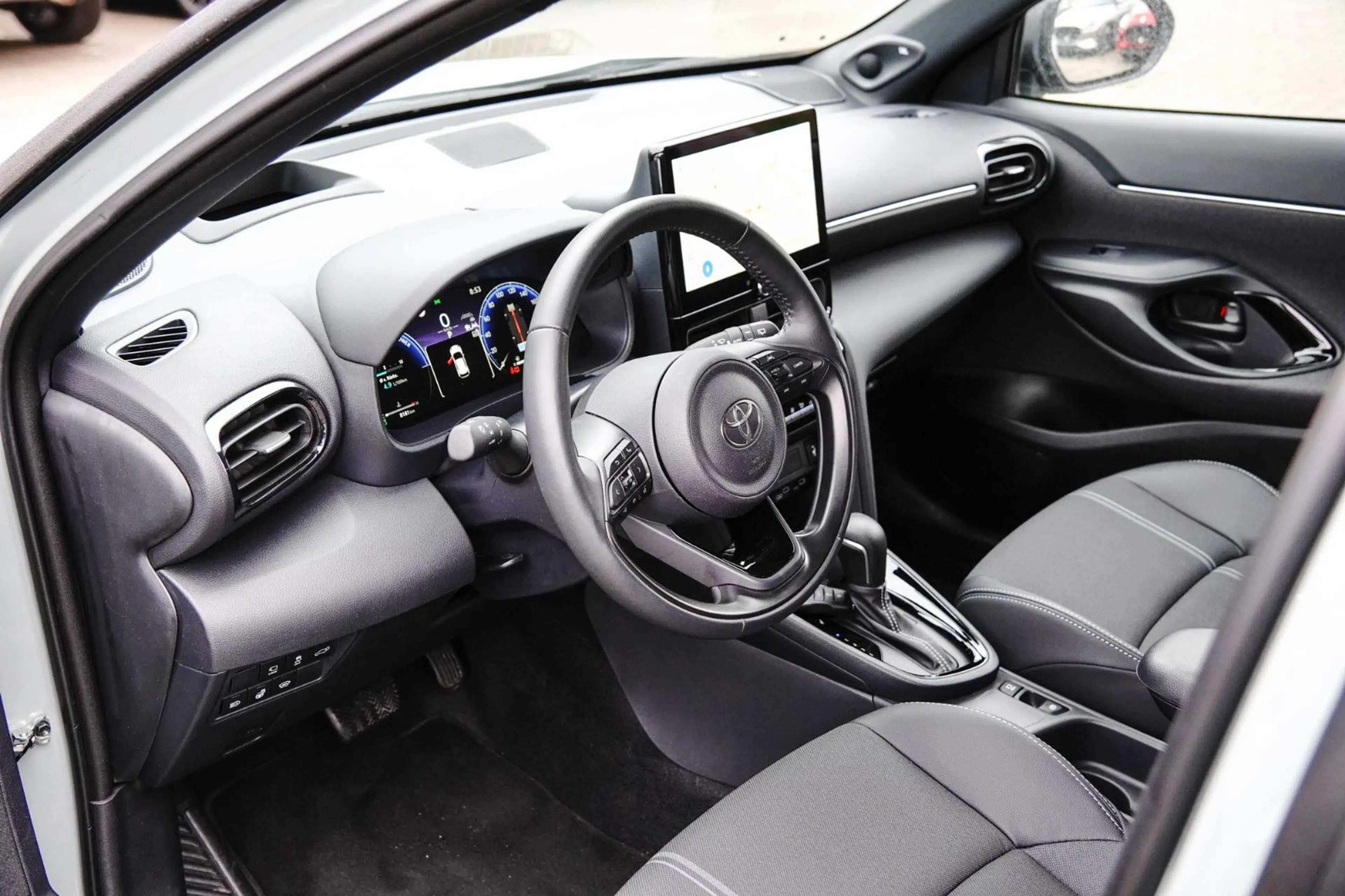 Toyota Yaris Cross Hybrid FWD Style Plus — photo 7