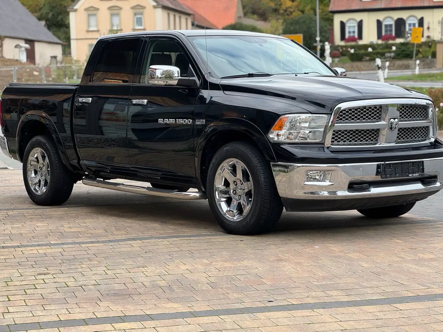 Dodge RAM Ram 1500 Laramie Schwarz - 2