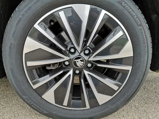 Skoda Superb view 4