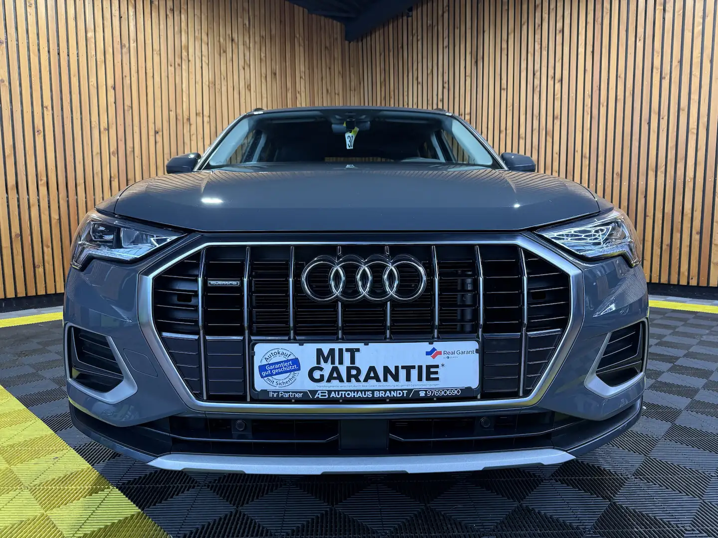 Audi Q3 40 TFSI quattro Aut. Navi*LED*Virtual*Kam*AHK Grau - 2