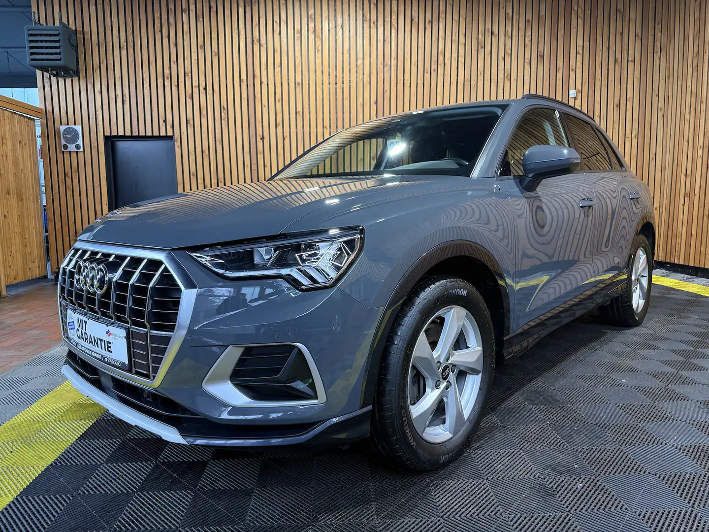 Audi Q3 40 TFSI quattro Aut. Navi*LED*Virtual*Kam*AHK Grau - 1