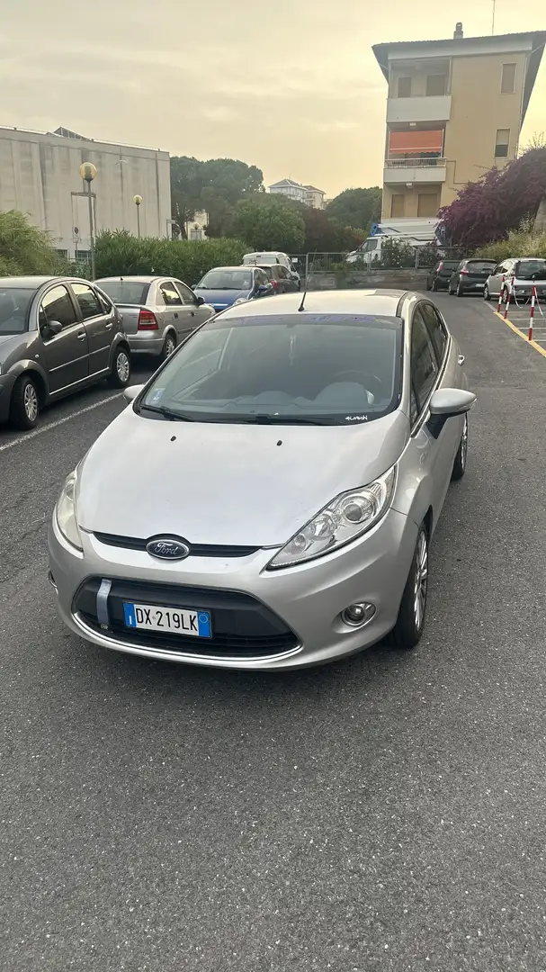 Ford Fiesta 5p 1.4 tdci Titanium ok neopatentati Argento - 1