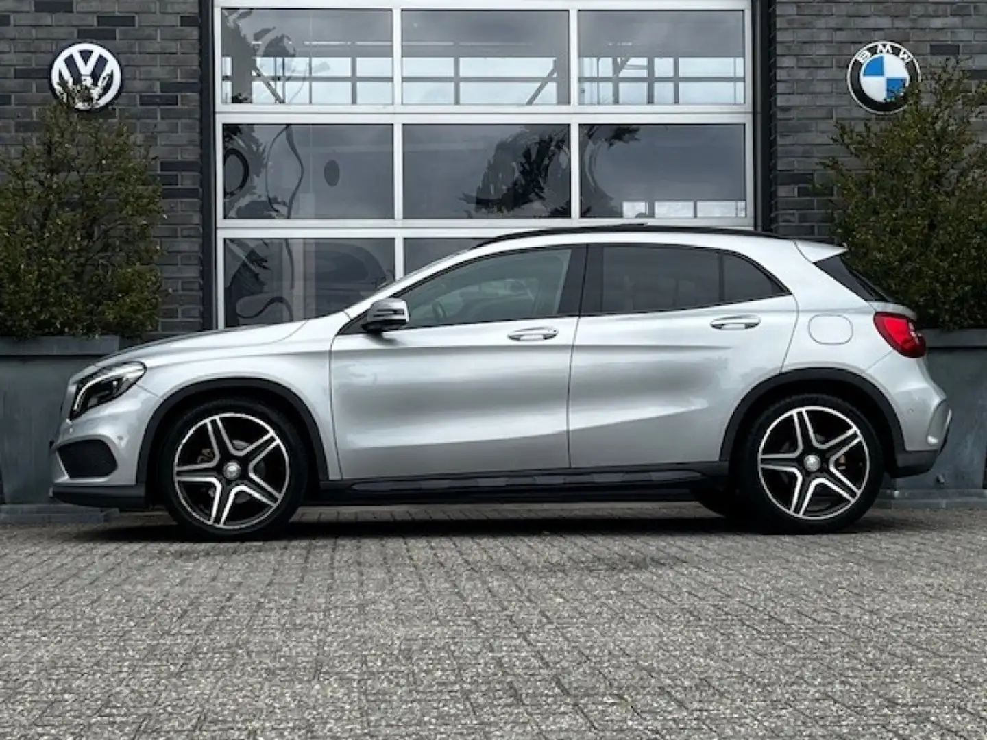 Mercedes-Benz GLA 200 200 AUT. AMG - LEDER -  PANO - NAVI - ORG. NL Grijs - 2