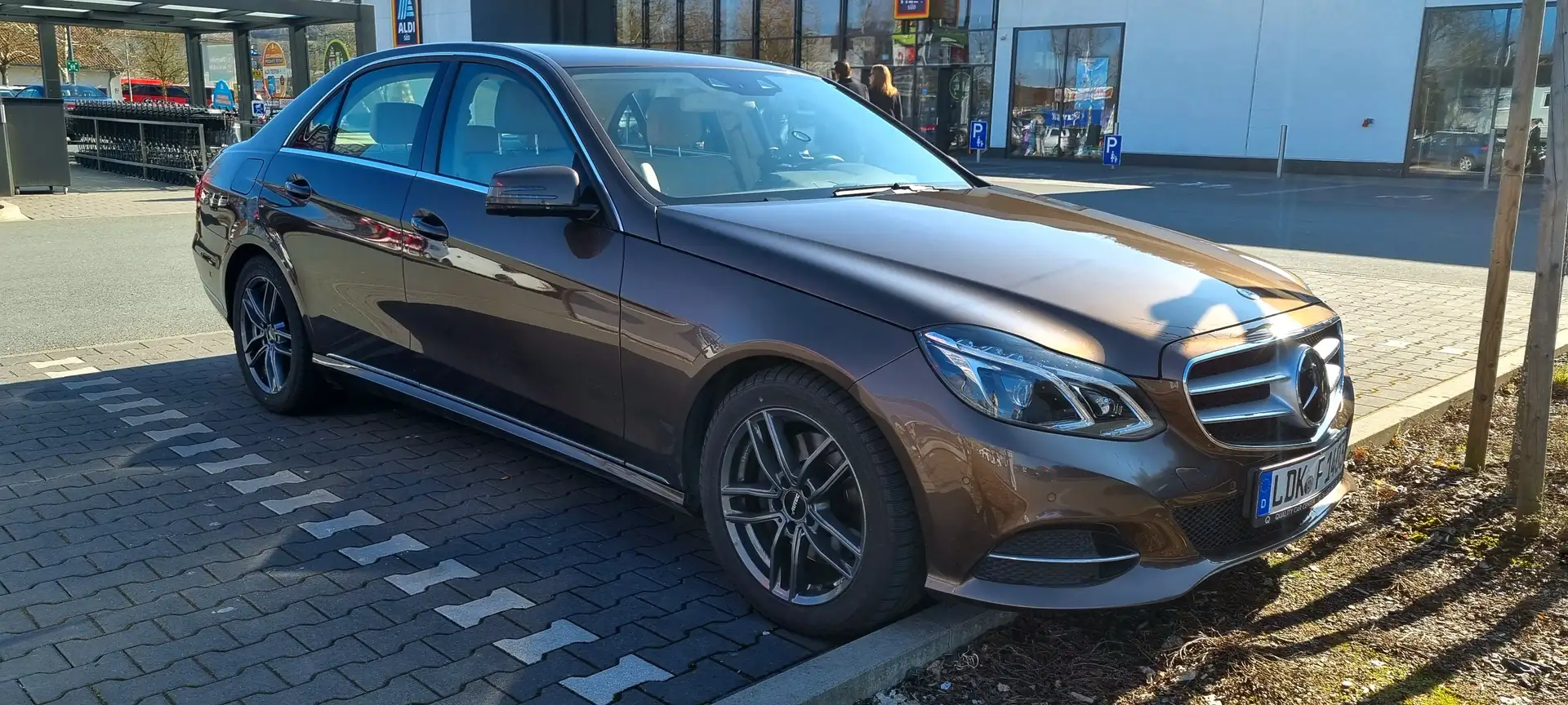 Mercedes-Benz E 250 E-Klasse 7G-TRONIC Elegance Hnědá - 2