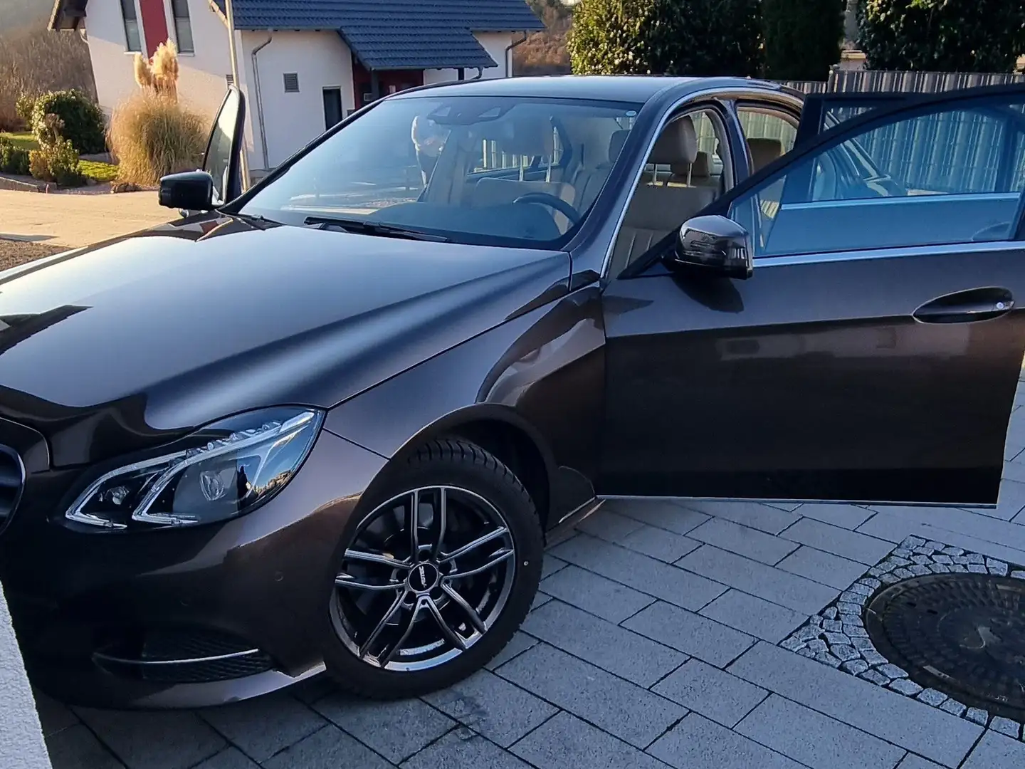 Mercedes-Benz E 250 E-Klasse 7G-TRONIC Elegance Hnědá - 1