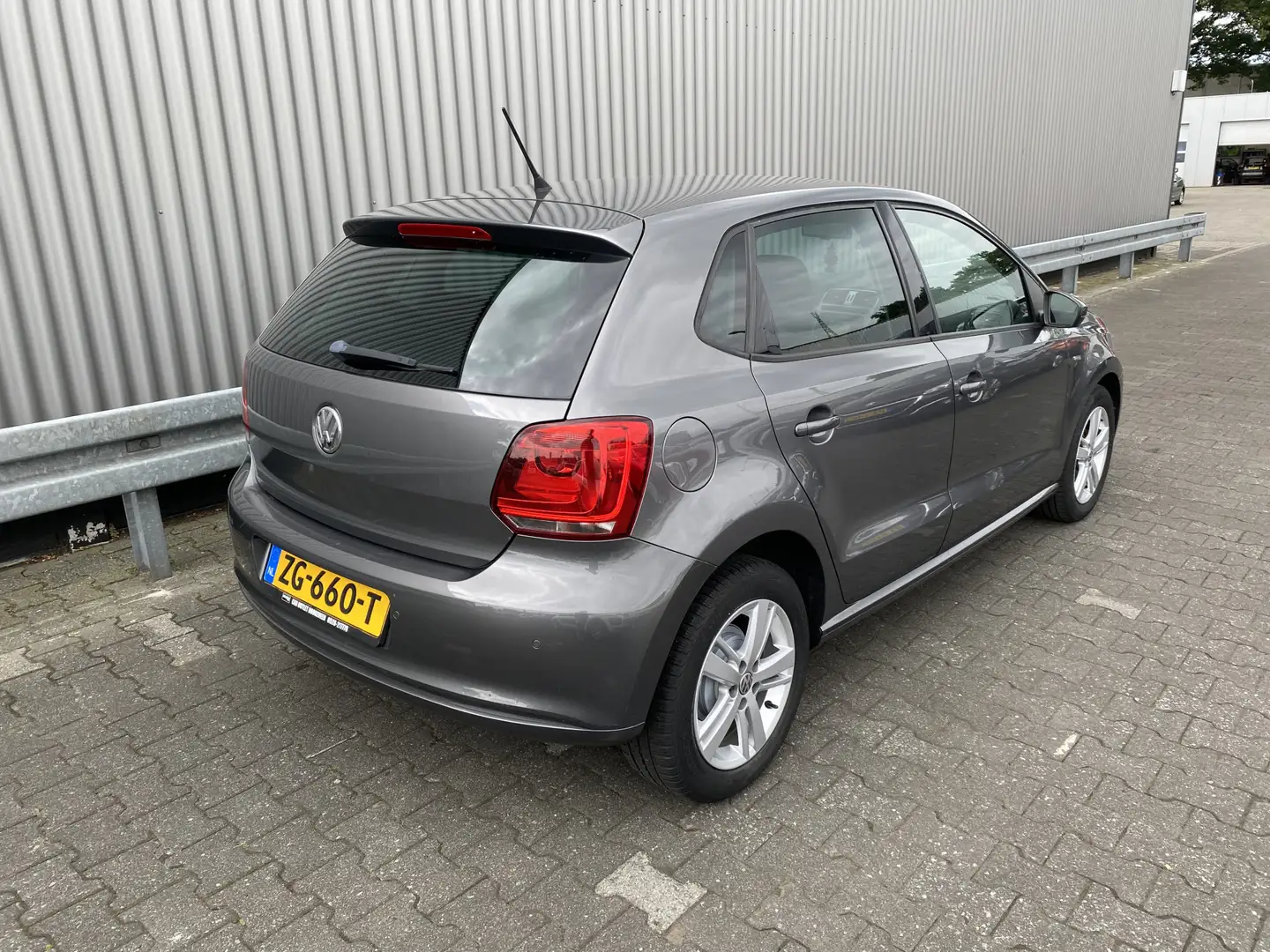 Volkswagen Polo 1.2-12V BlueMotion Match 5-Drs, Navi, Clima, CC, P Gris - 2