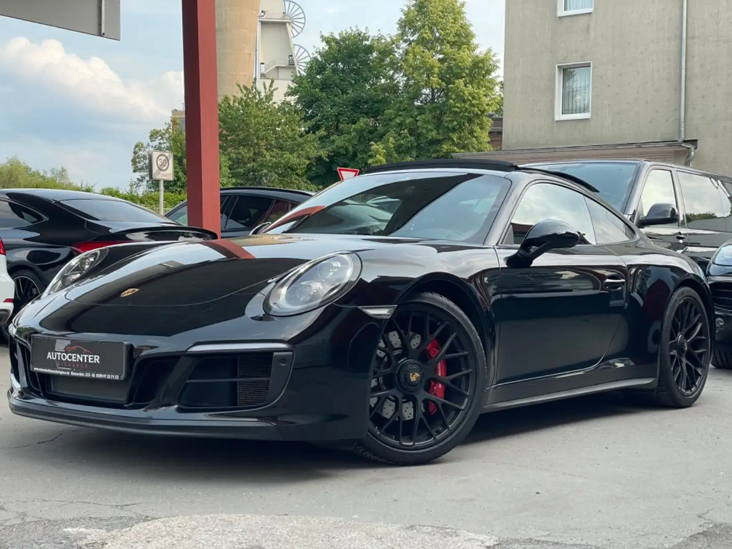 Porsche 911 Carrera 4 GTS NAVI/R-KAMERA/PANO/APPROVED/ Schwarz - 1