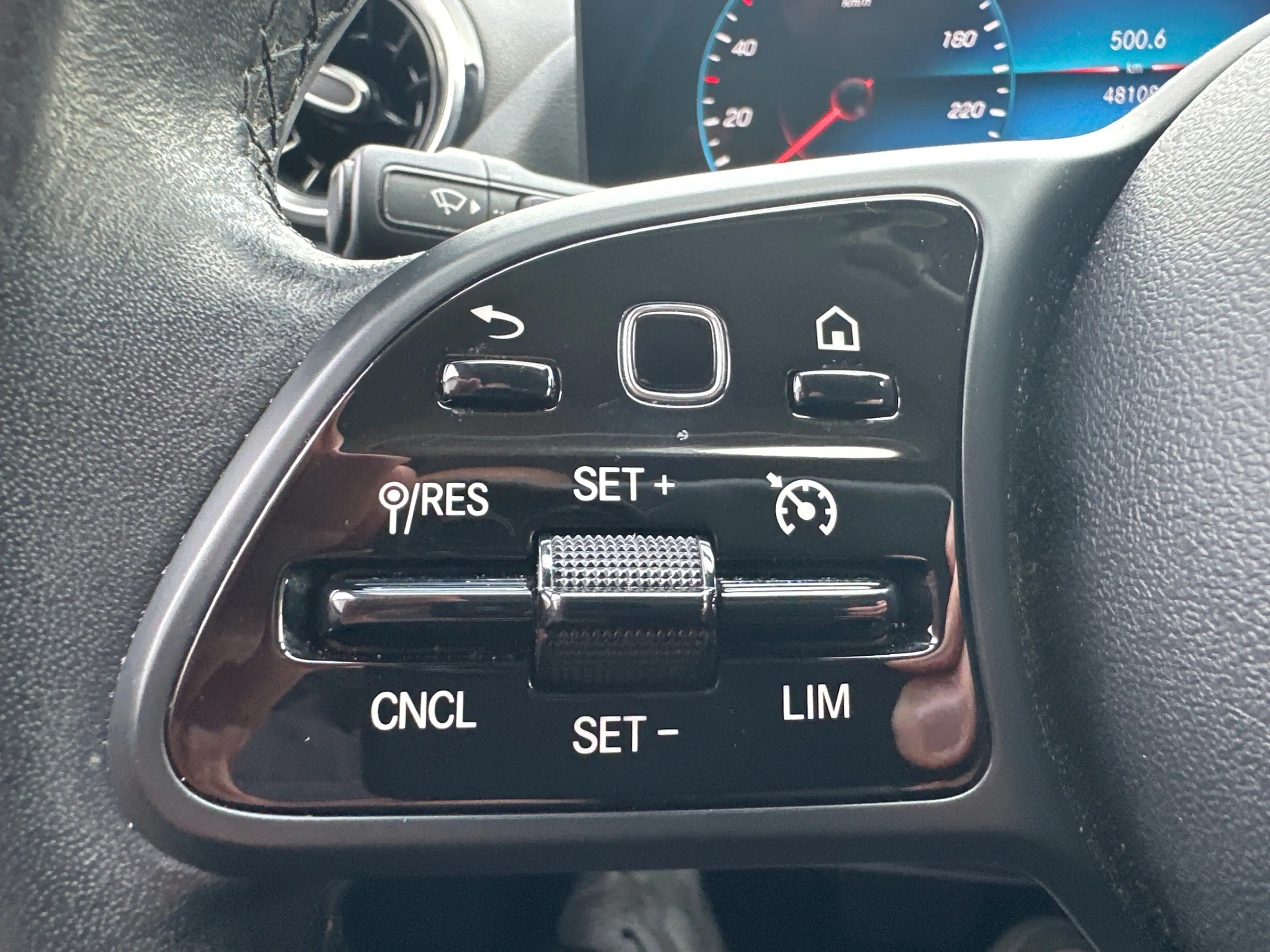 Mercedes-Benz GLA 180 d Style NAV+LED+WIDESCREEN+KAMERA+1HD+17ZOLL+1HD — photo 13