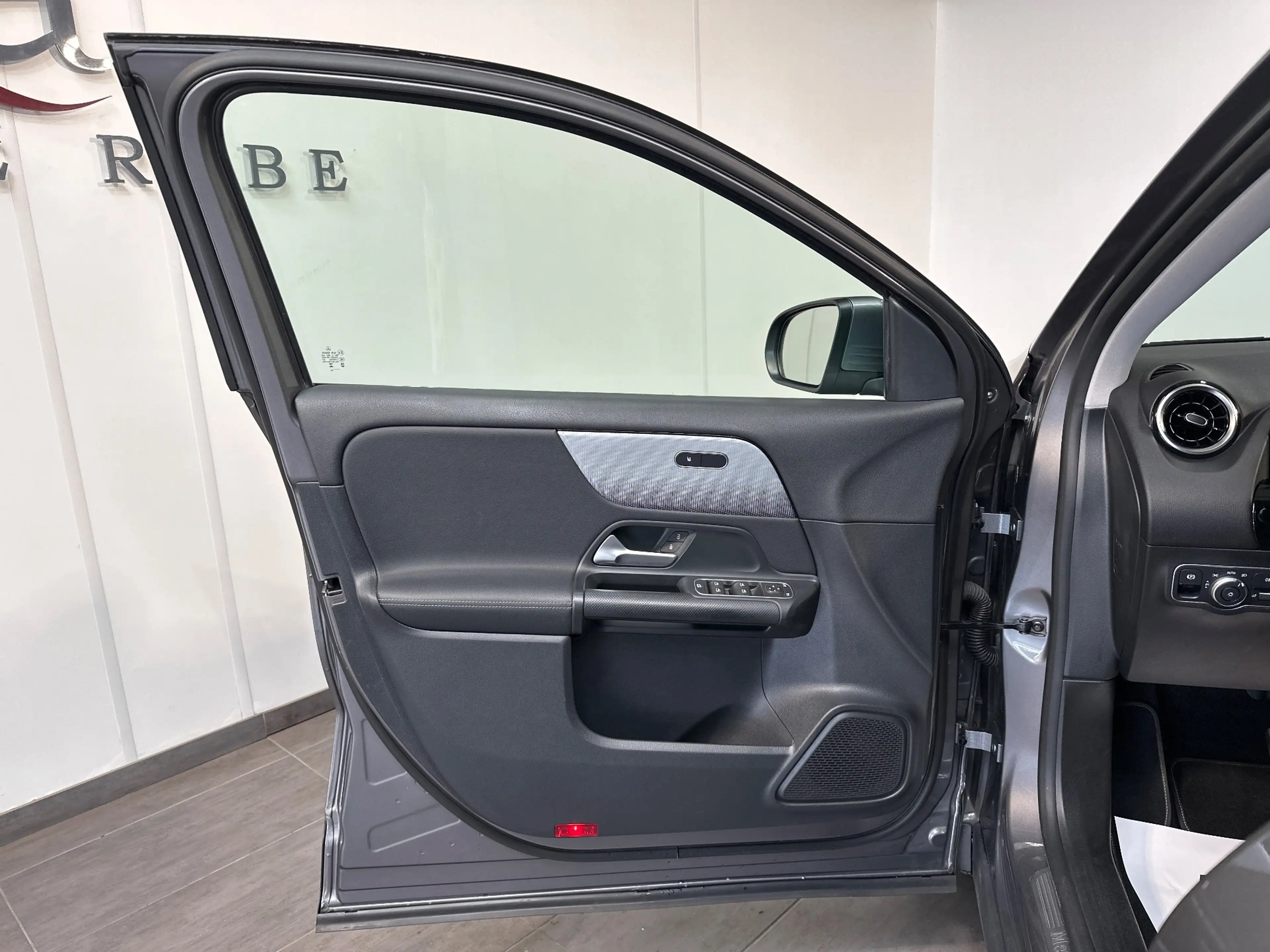 Mercedes-Benz GLA 180 d Style NAV+LED+WIDESCREEN+KAMERA+1HD+17ZOLL+1HD — photo 6