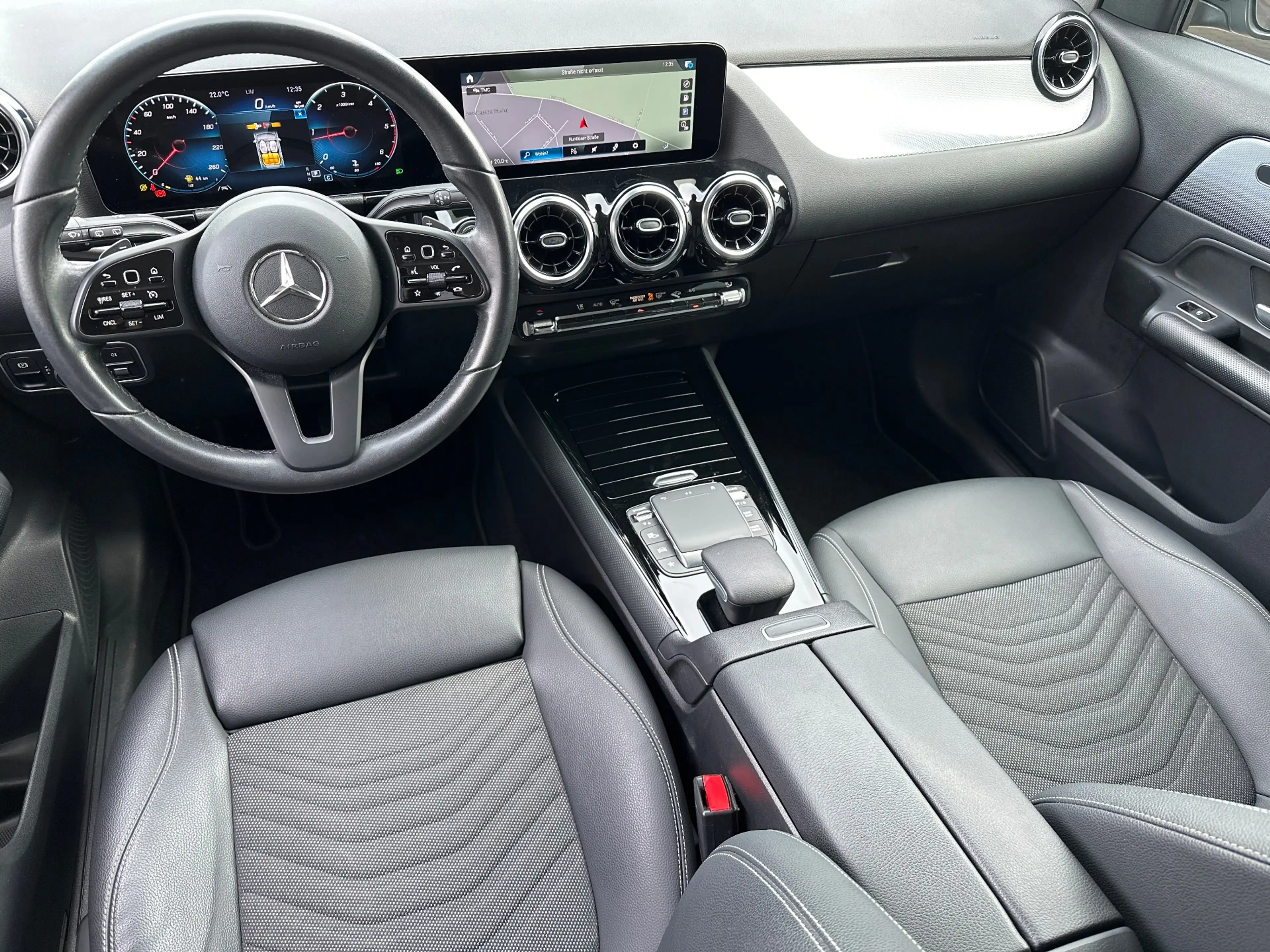 Mercedes-Benz GLA 180 d Style NAV+LED+WIDESCREEN+KAMERA+1HD+17ZOLL+1HD — photo 12