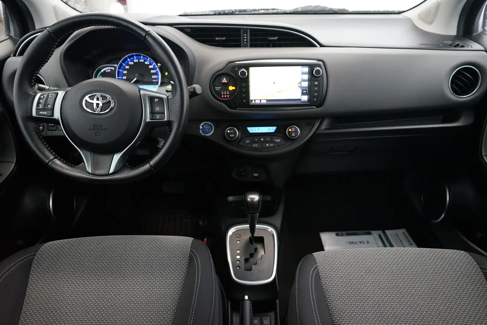 Toyota Yaris 1.5 Hybrid Trend Zwart - 2