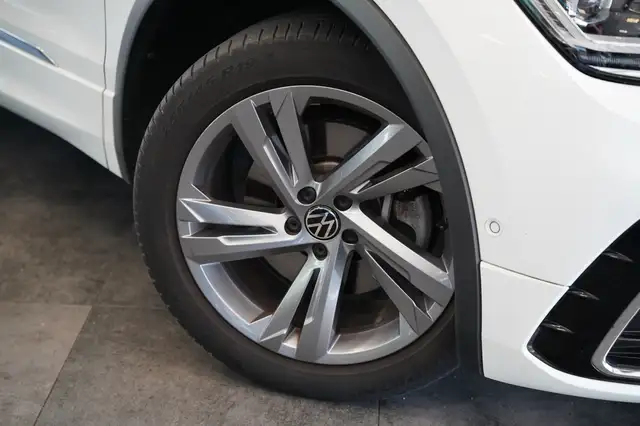 Volkswagen Tiguan view 4