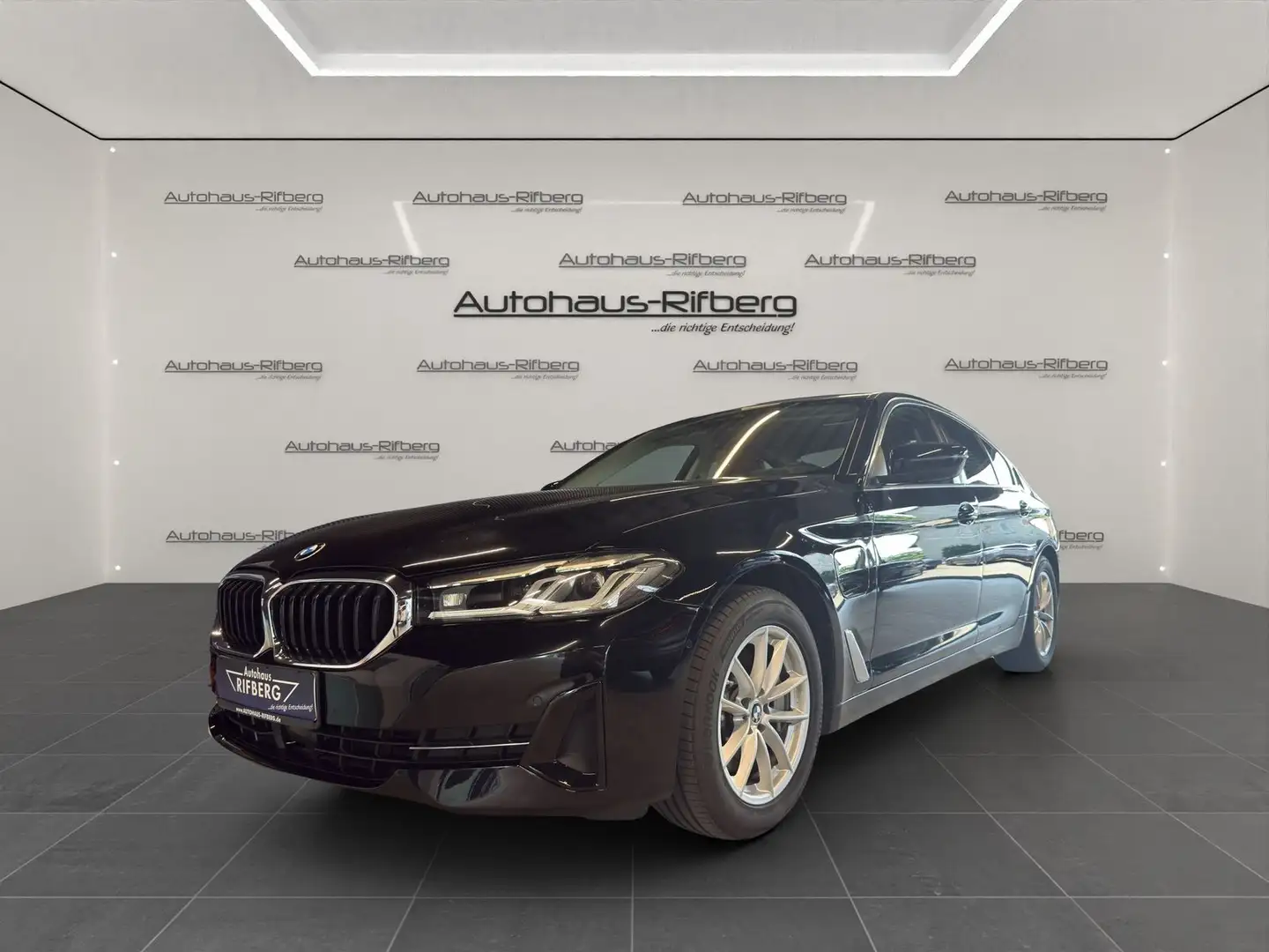 BMW 530 e LIMOSIN/HUD/LEDER/NAVE/LED/KAMERA/H&K/DAB Czarny - 1