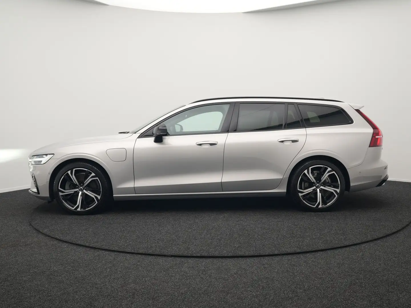 Volvo V60 T8 Plug-in hybrid AWD Plus Dark Plug in Hybrid 455 Grijs - 2