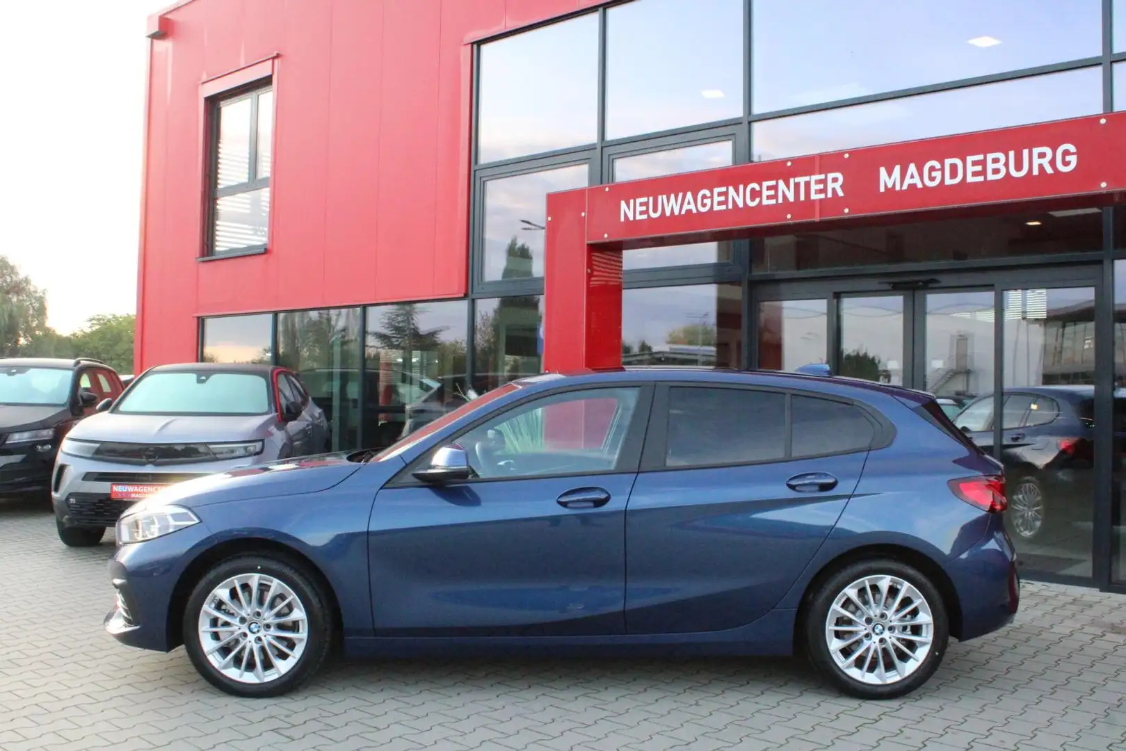 BMW 118 i *LIVE COCKPIT*LED*NAVI*PANORAMADACH*SHZ* Blau - 2