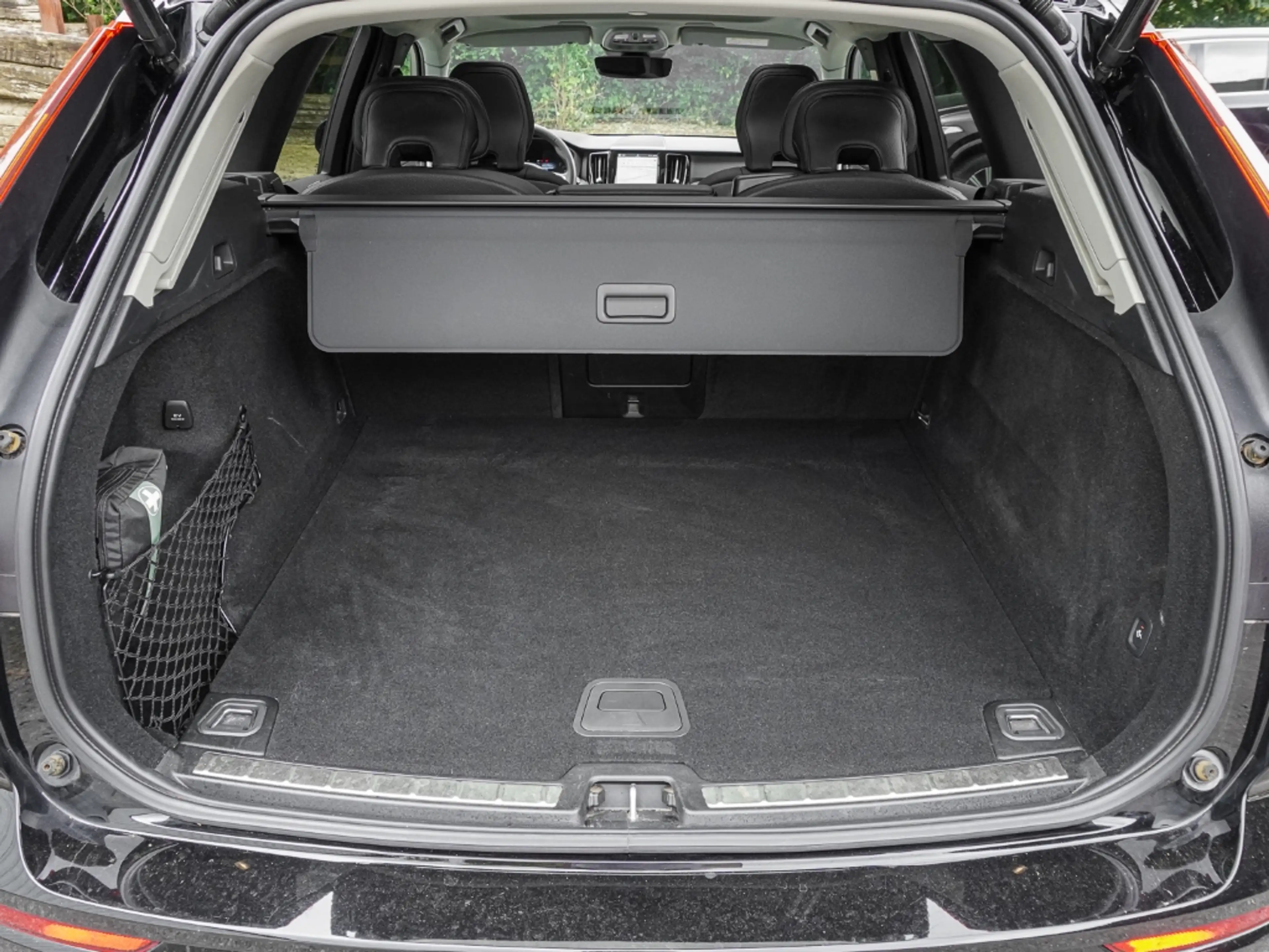 Volvo XC60 Momentum Pro AWD AHK El. Panodach Digitales Cockpi — photo 15
