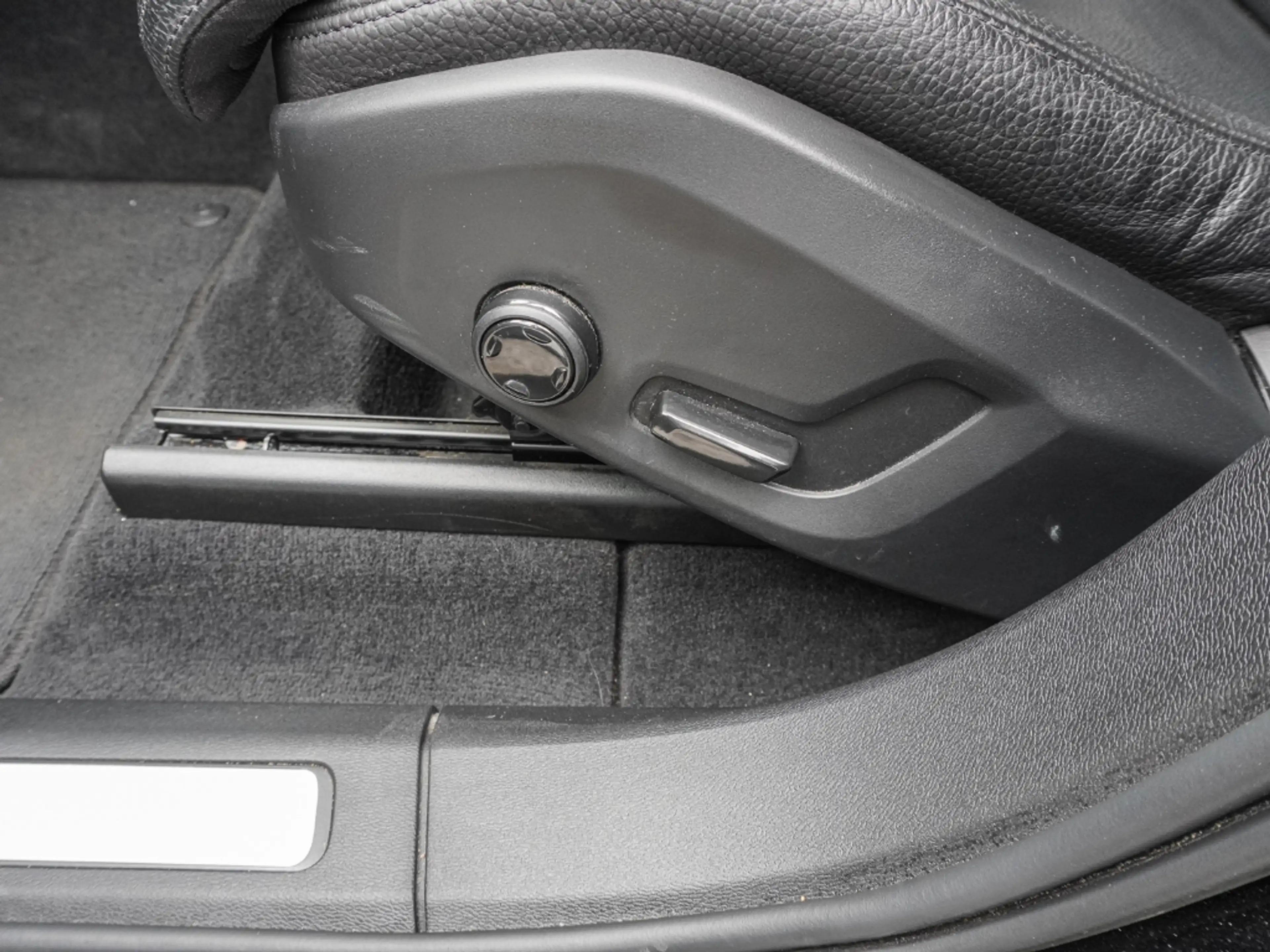 Volvo XC60 Momentum Pro AWD AHK El. Panodach Digitales Cockpi — photo 13