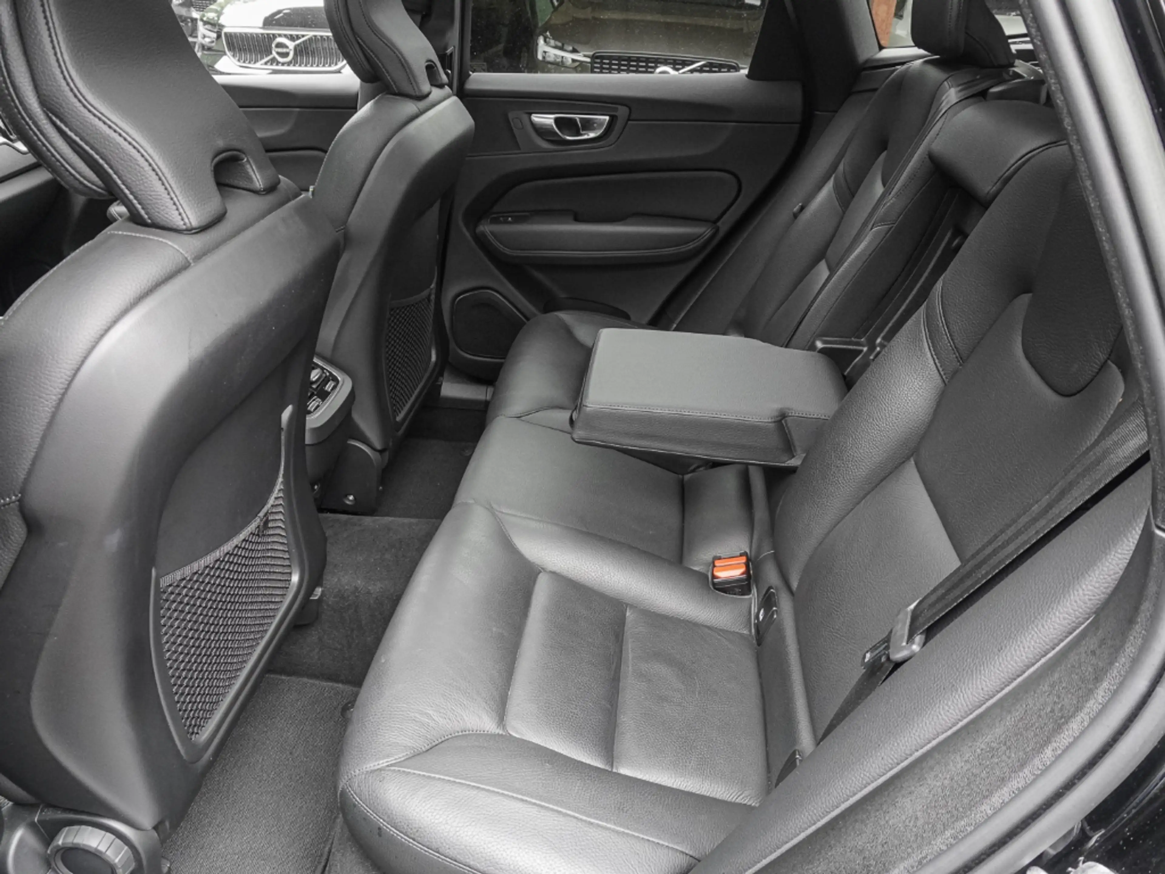 Volvo XC60 Momentum Pro AWD AHK El. Panodach Digitales Cockpi — photo 14