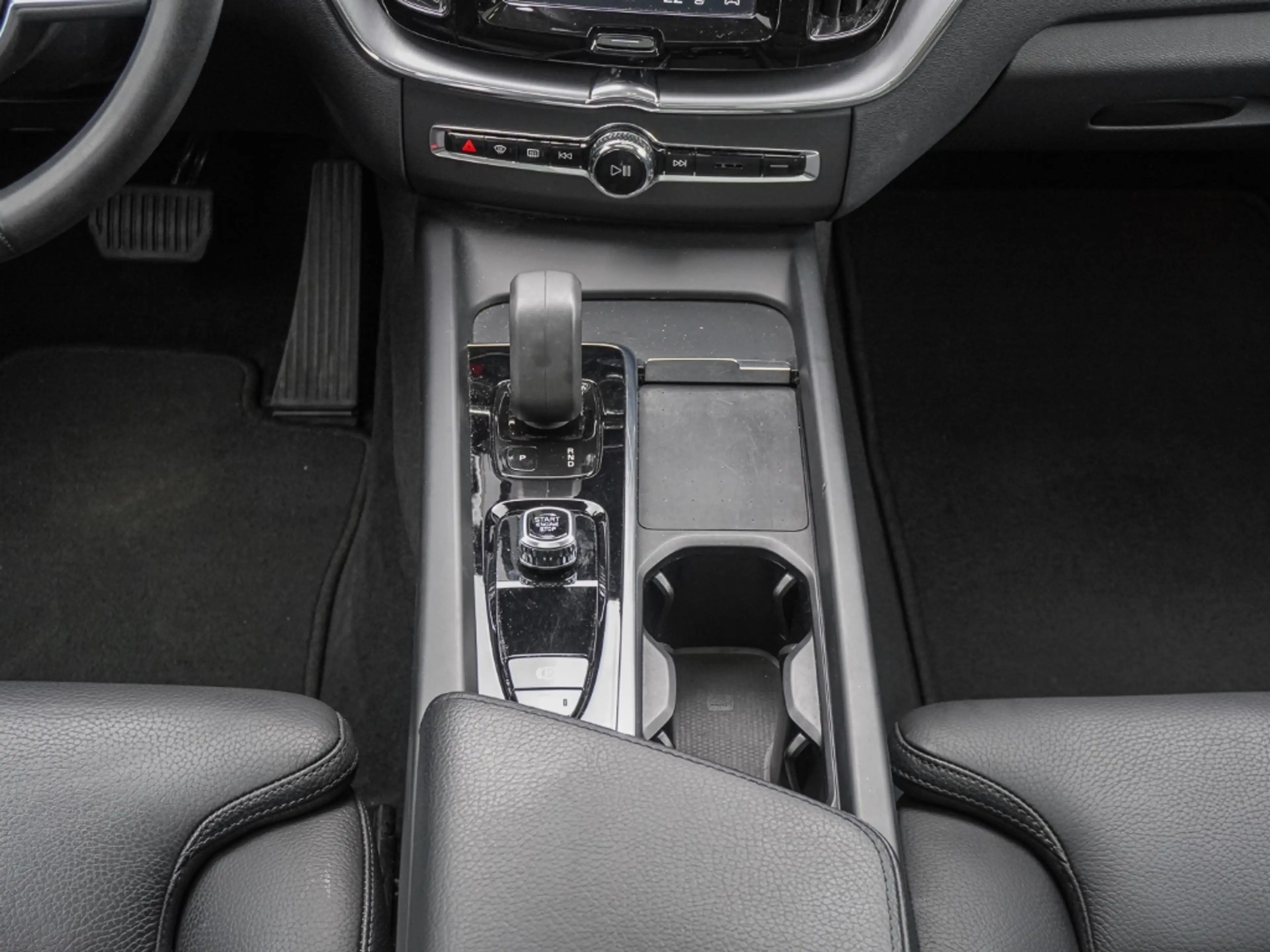 Volvo XC60 Momentum Pro AWD AHK El. Panodach Digitales Cockpi — photo 11
