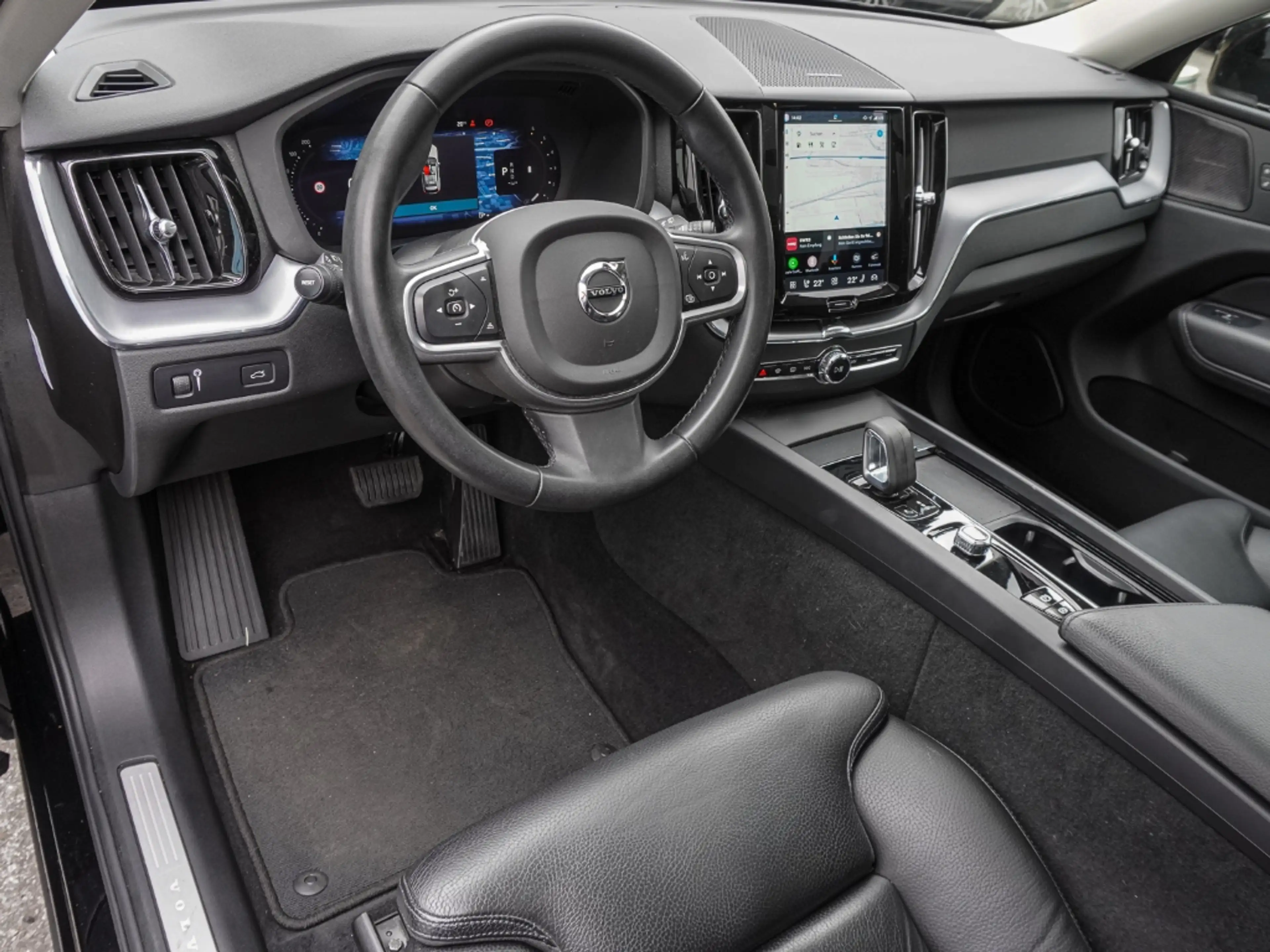 Volvo XC60 Momentum Pro AWD AHK El. Panodach Digitales Cockpi — photo 6