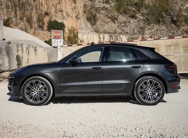 Porsche Macan view 4