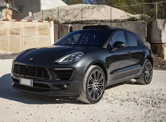 Porsche Macan view 3