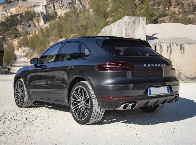 Porsche Macan view 7
