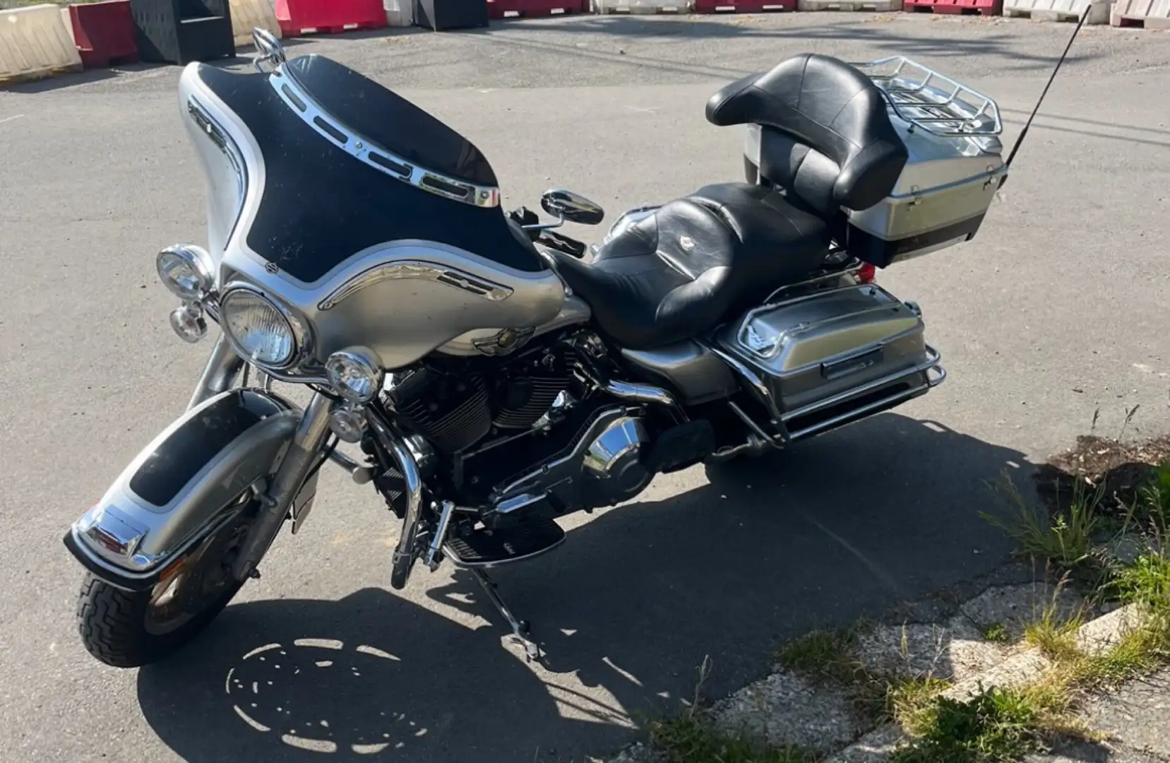 Harley-Davidson Electra Glide Stříbrná - 1