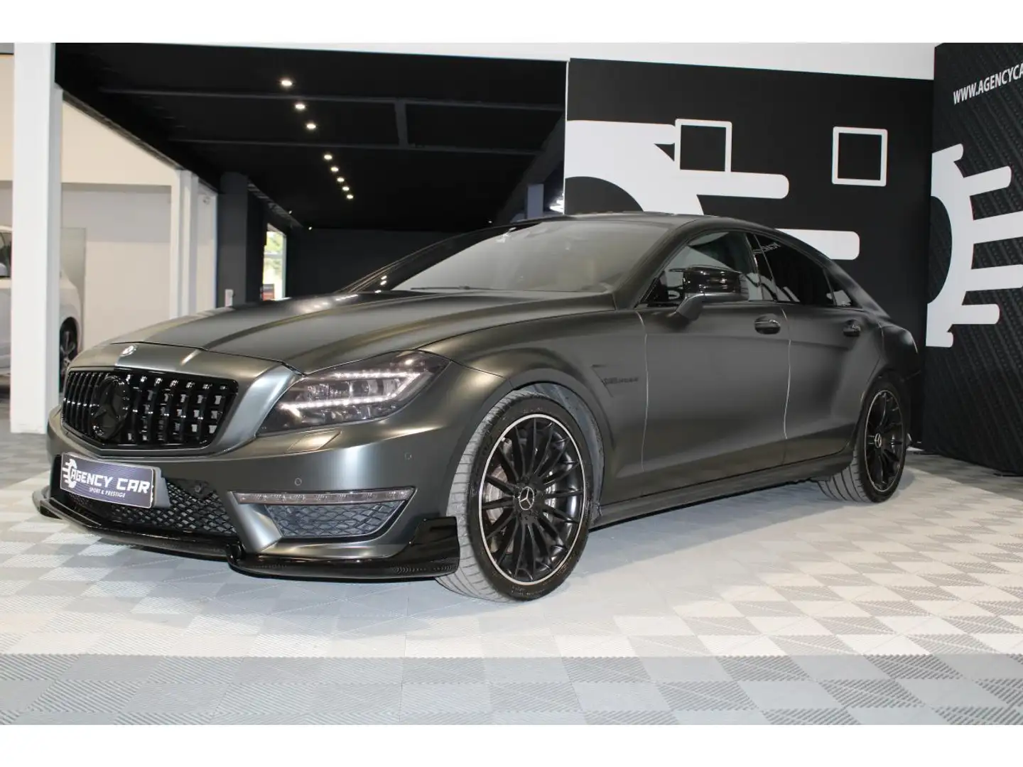 Mercedes-Benz CLS 63 - AMG - BVA - V8 Bi-turbo. Covering Mat. Piros - 2