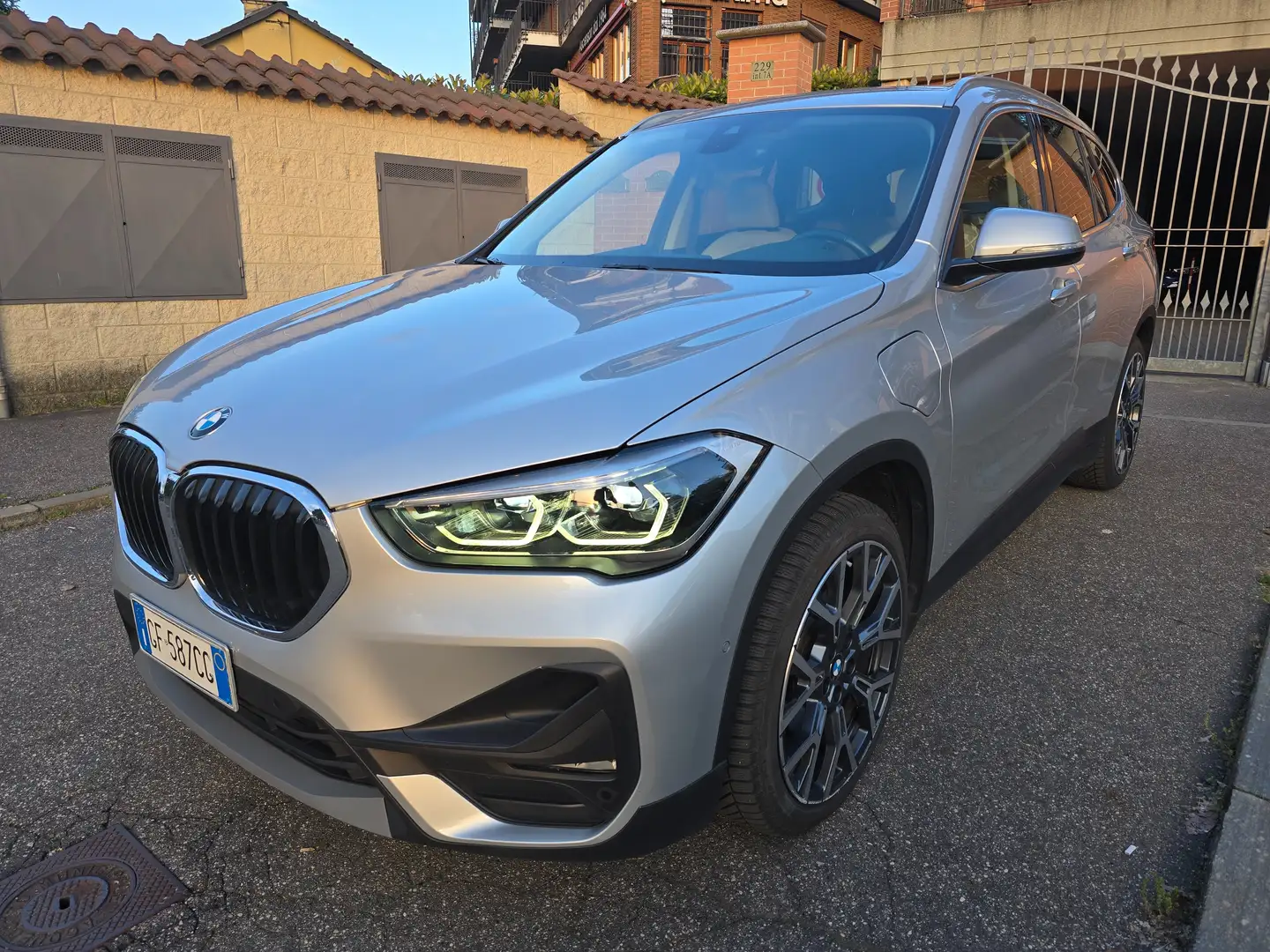 BMW X1 xDrive 25e xLine Plus Automatica Gris - 1