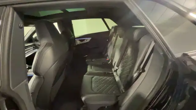 Audi Q8 view 10