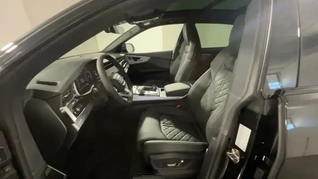Audi Q8 view 8