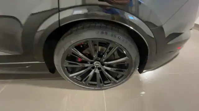 Audi Q8 view 7