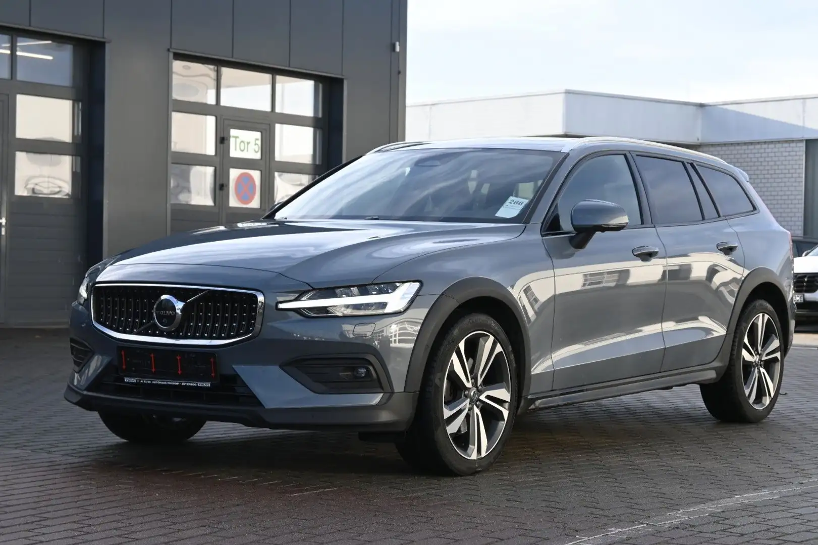 Volvo V60 B4 Diesel CC Plus AWD*360°*PANO*H&K* Grau - 1