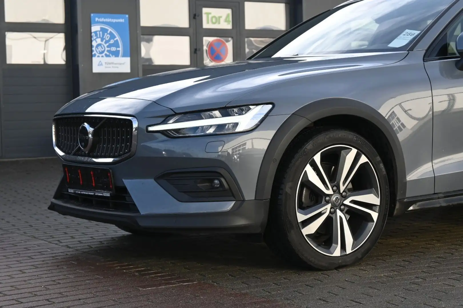 Volvo V60 B4 Diesel CC Plus AWD*360°*PANO*H&K* Grau - 2