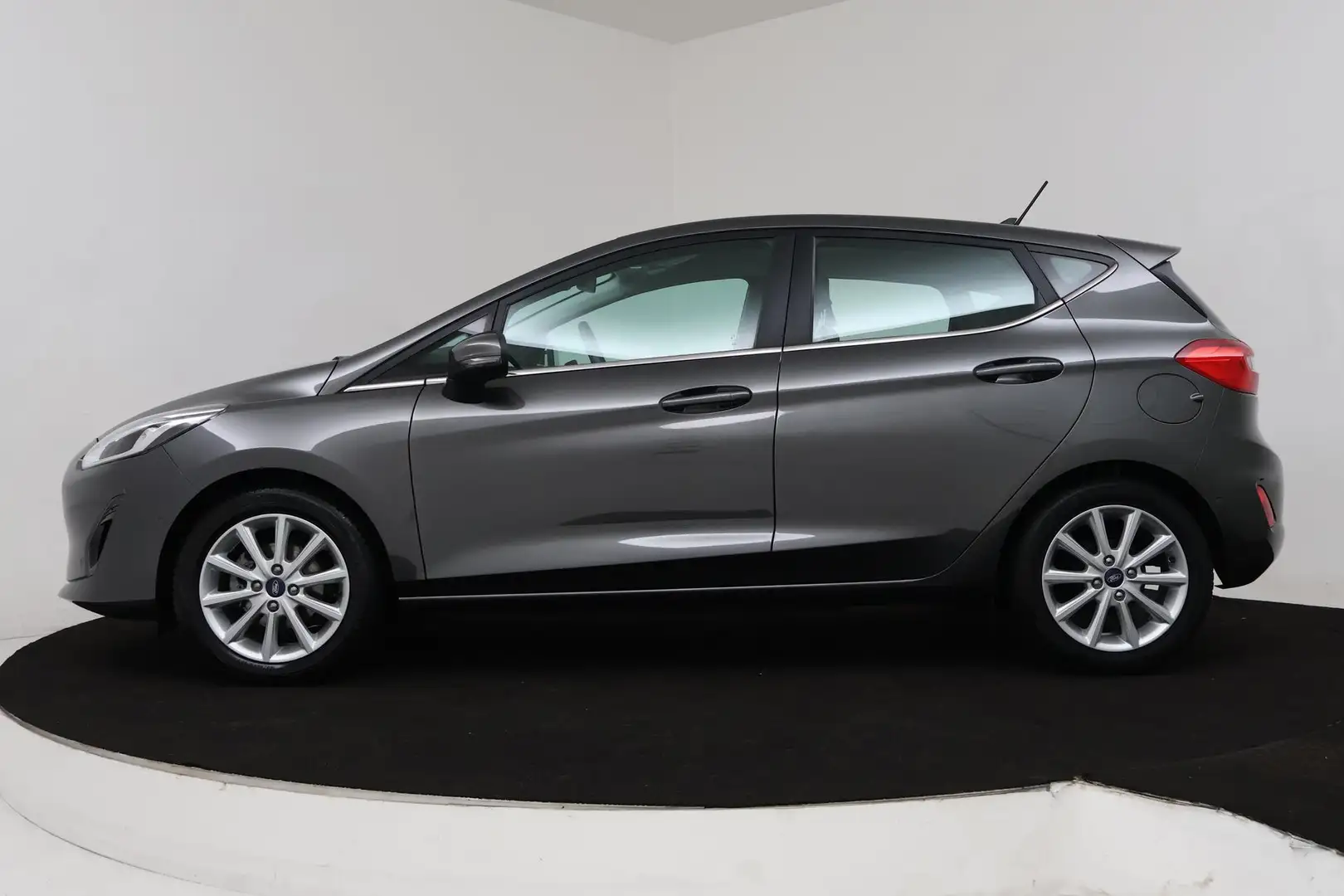Ford Fiesta 1.0 EcoBoost Titanium (NAVI, CAMERA, STOELVERWARMI Grijs - 2