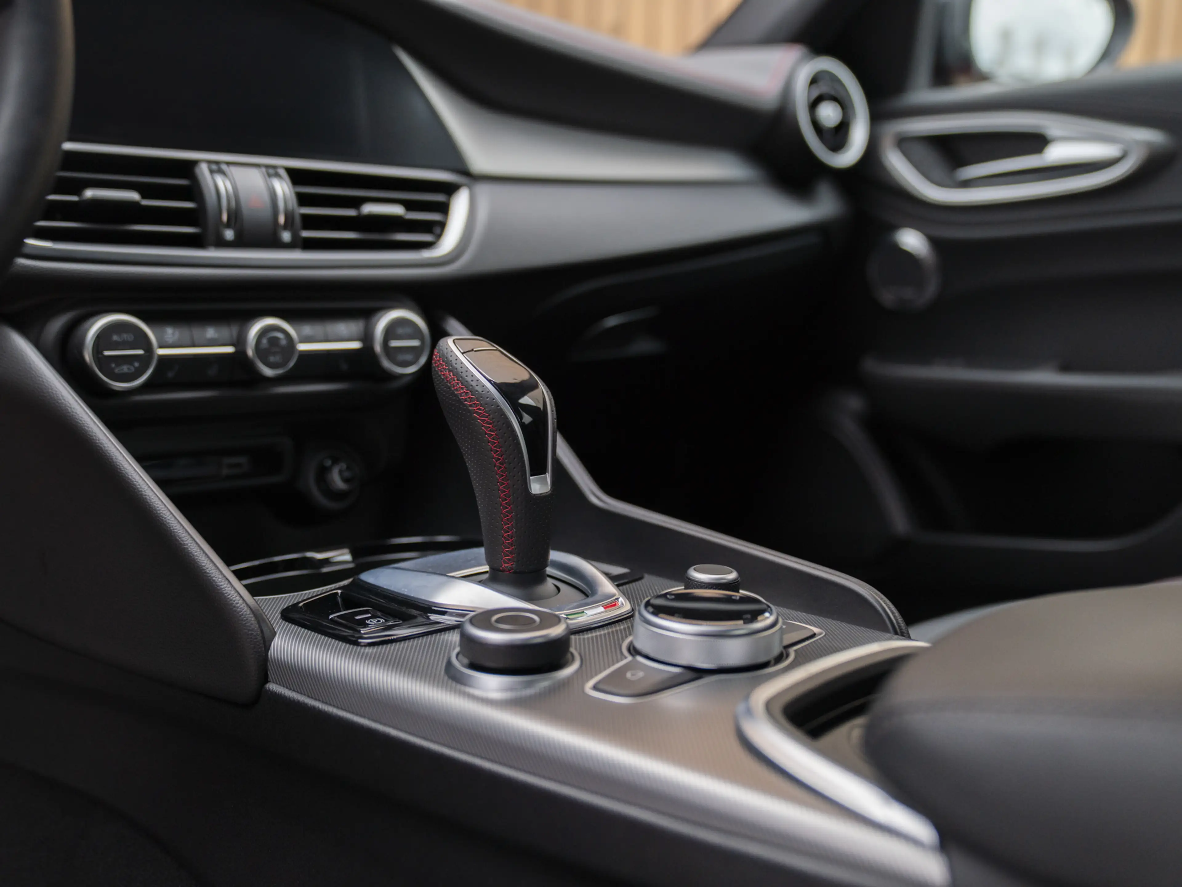 Alfa Romeo Giulia 2.0 T GME AWD Competizione — photo 10