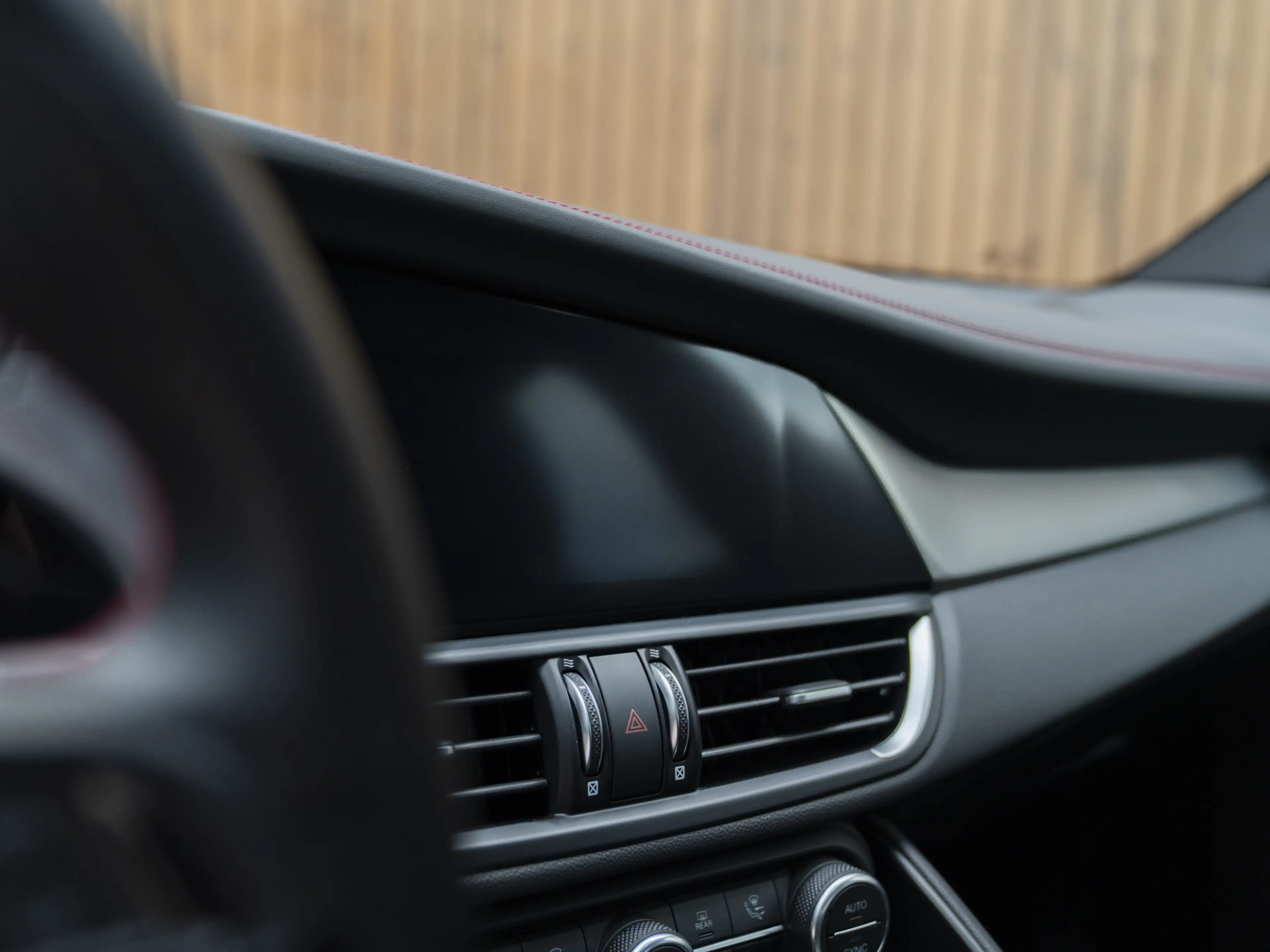 Alfa Romeo Giulia 2.0 T GME AWD Competizione — photo 11