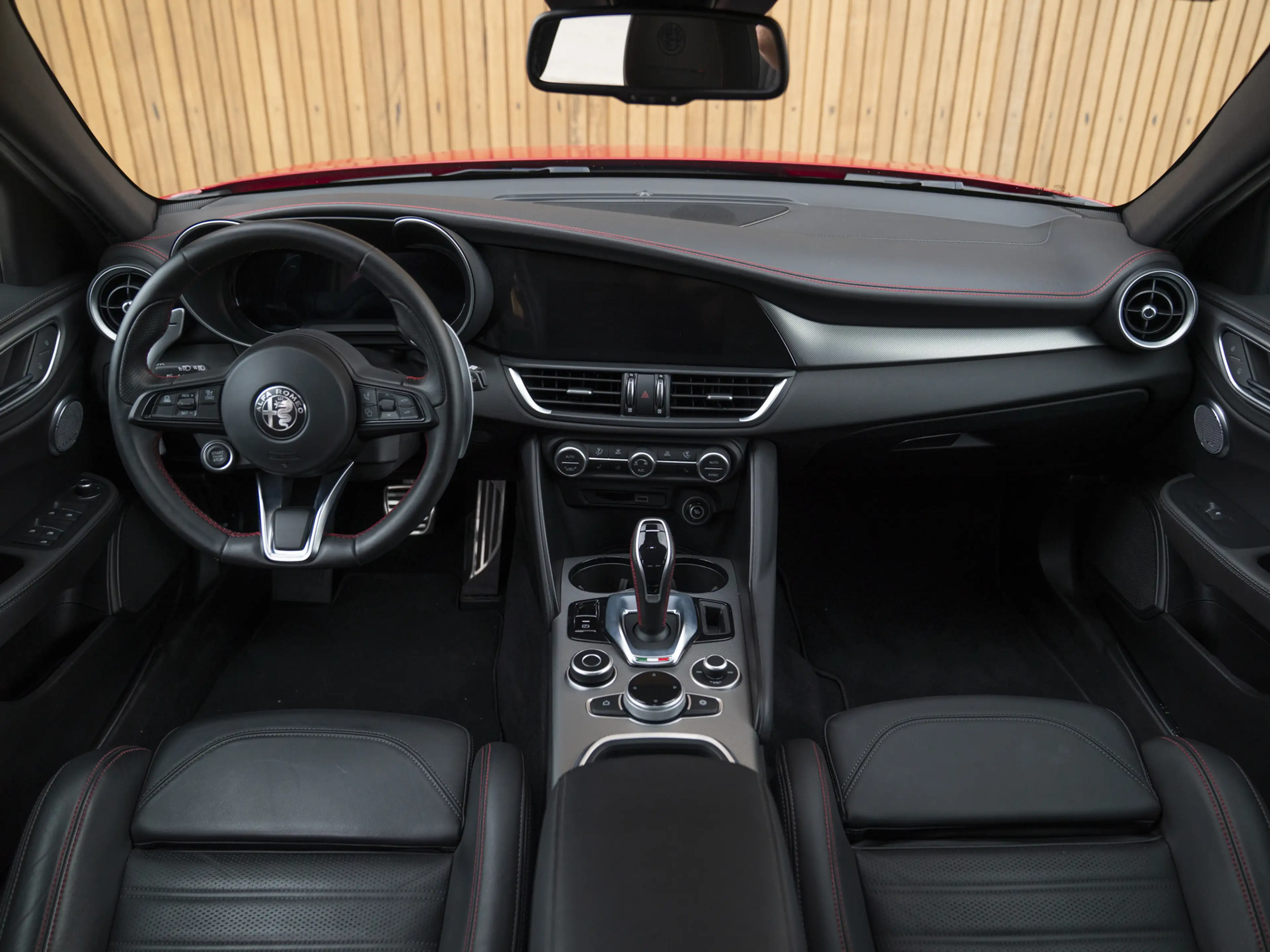 Alfa Romeo Giulia 2.0 T GME AWD Competizione — photo 12