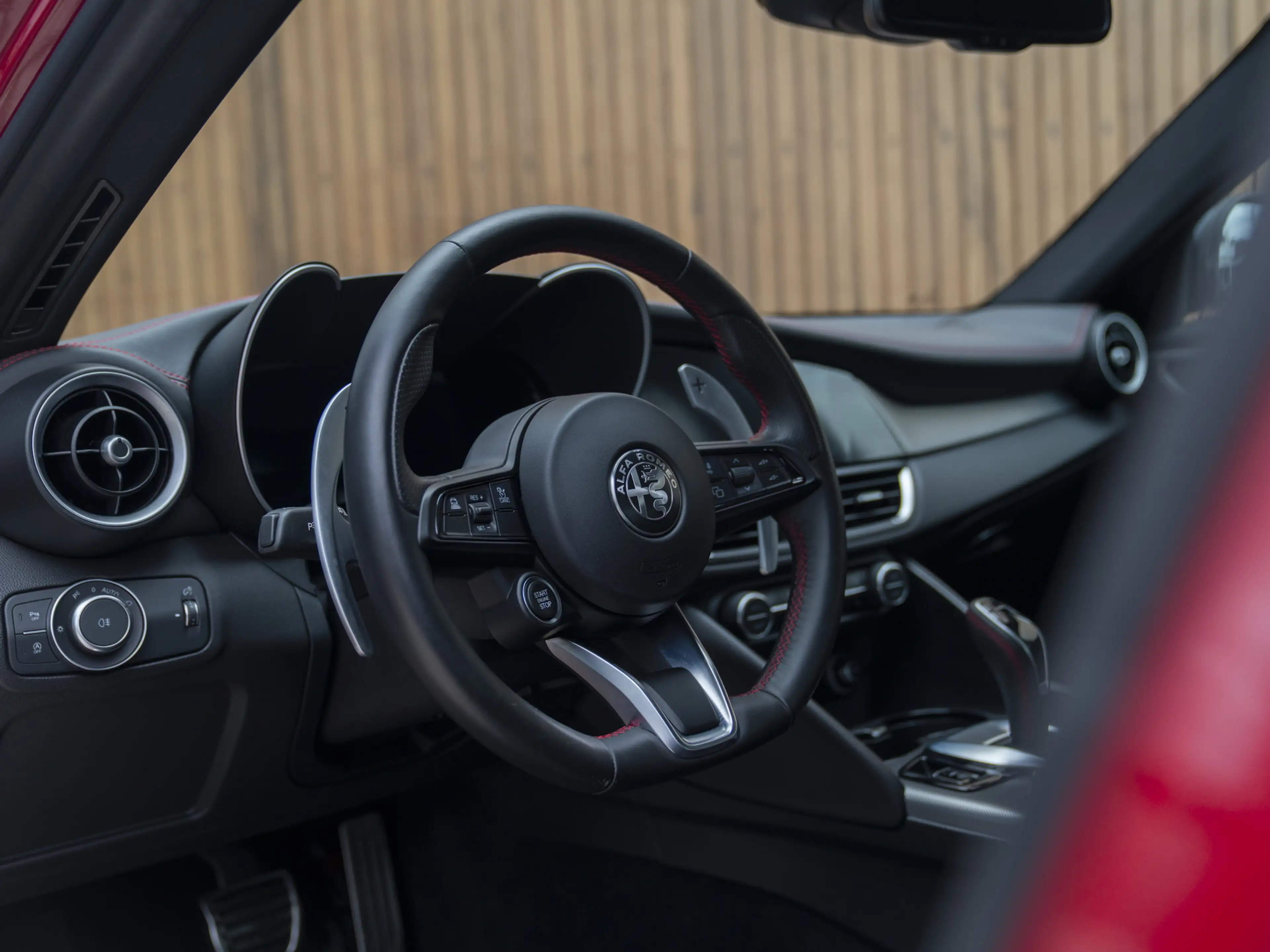Alfa Romeo Giulia 2.0 T GME AWD Competizione — photo 23