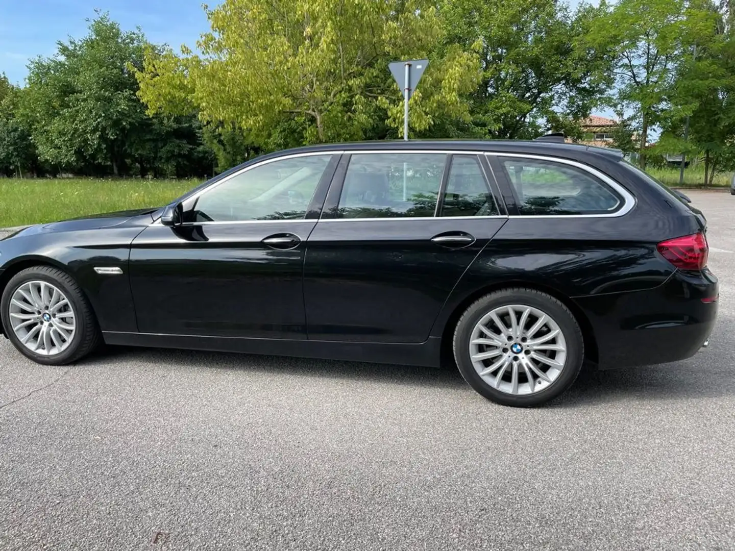 BMW 525 Serie 5 F11 Touring 525d Touring xdrive Luxury E6 crna - 1